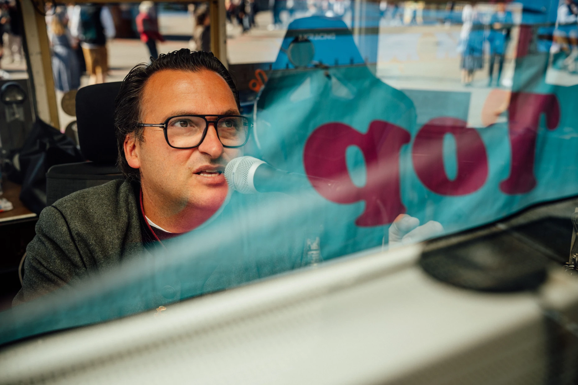 Bausch am Mikro: „Das englische Wort für Schausteller ist Showman – nicht ohne Grund.“