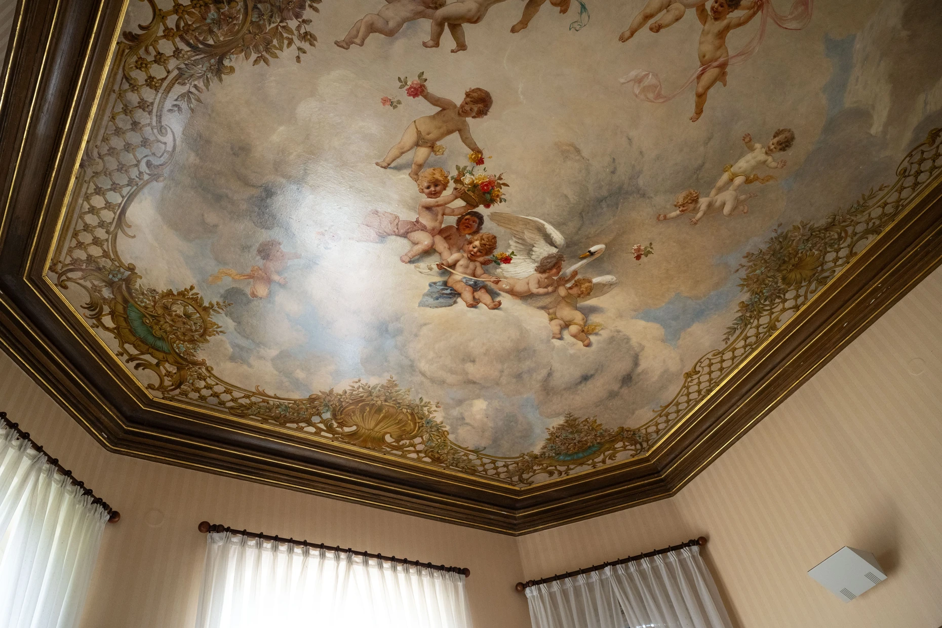 Staatstheater in Klein: Kaspar Köglers Deckengemälde im „Damenzimmer“ der Villa