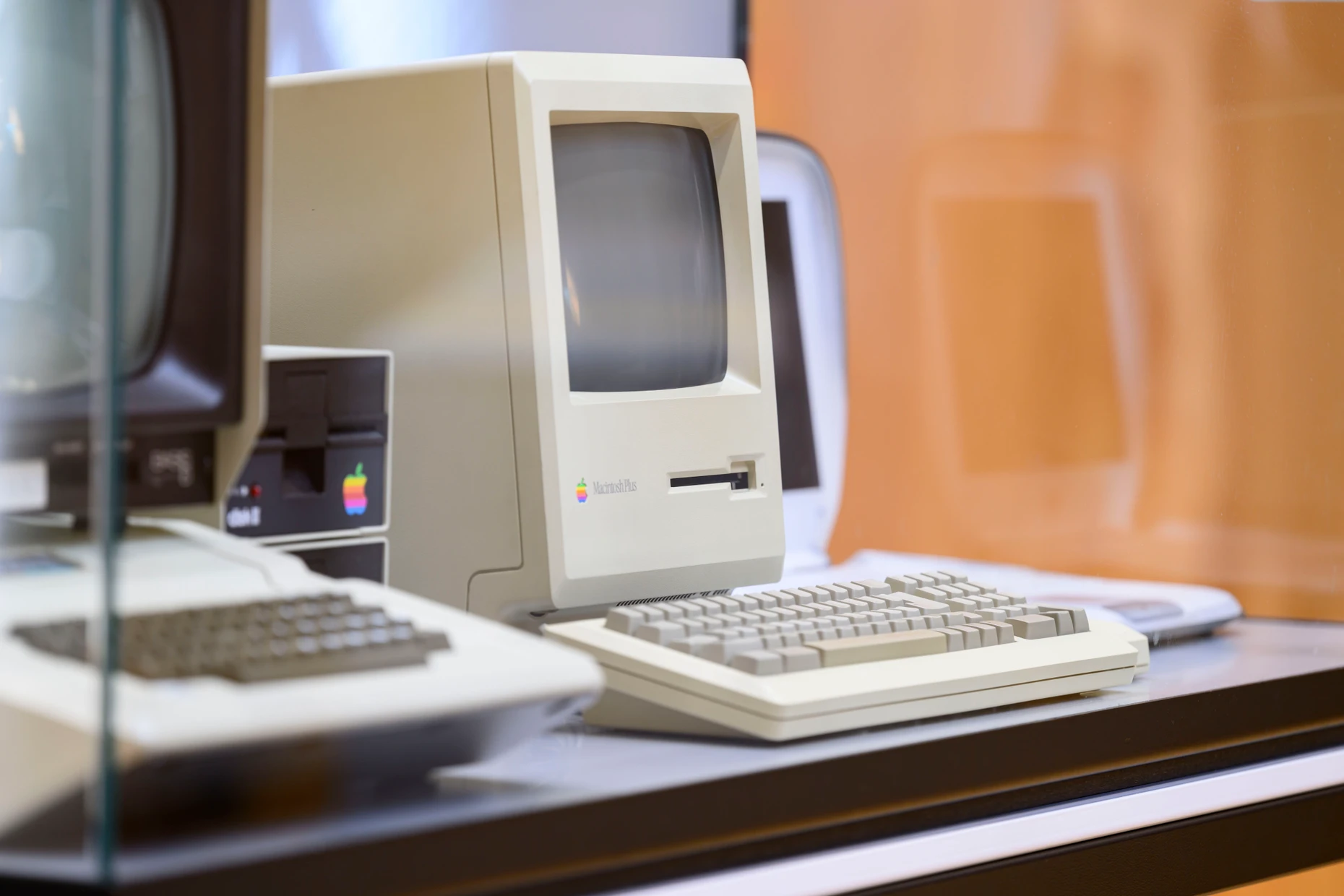 Evolution Apple II Europlus von 1979, Heimcomputer mit ausgelagerter Hardware, rechts daneben der Apple Macintosh 128k von 1984 mit integriertem Diskettenlaufwerk und ganz rechts das iBook, von 1999 an auf dem Markt
