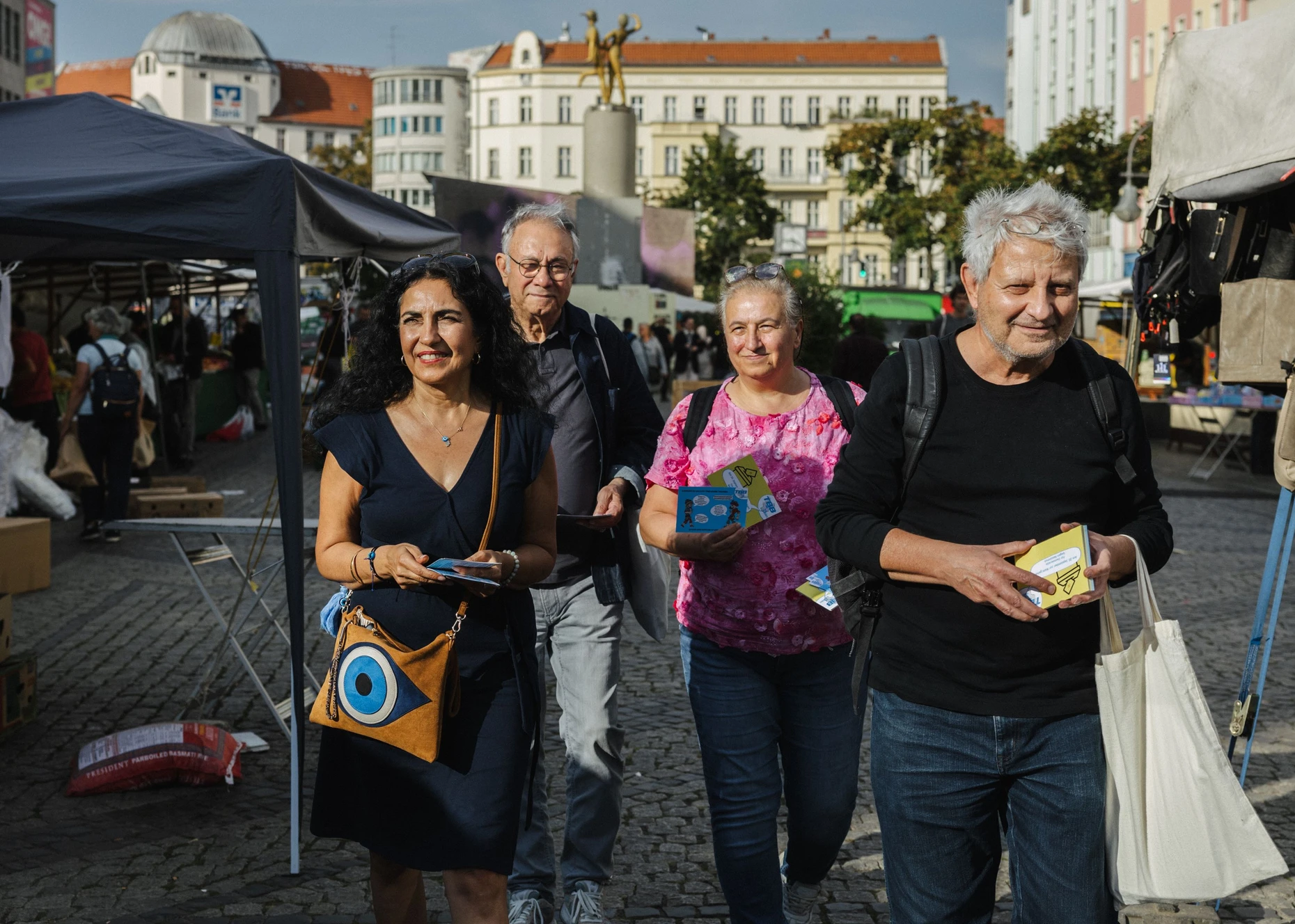 Ayşe Demir ist mit den Freiwilligen Ilker Duyan, Şemsi Bilgi und Remzi Uyguner in Neukölln unterwegs und verteilt Flyer.