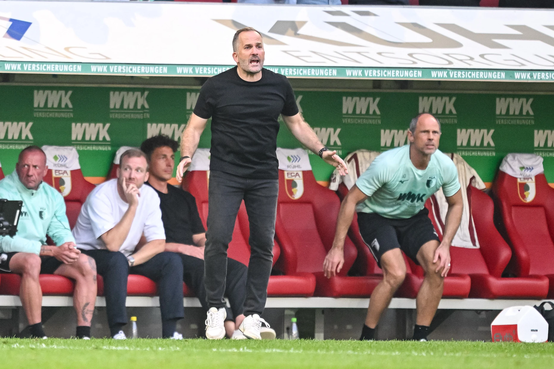 Engagiert: Manuel Baum gestikuliert an der Seitenlinie im Spiel gegen Schalke 04.