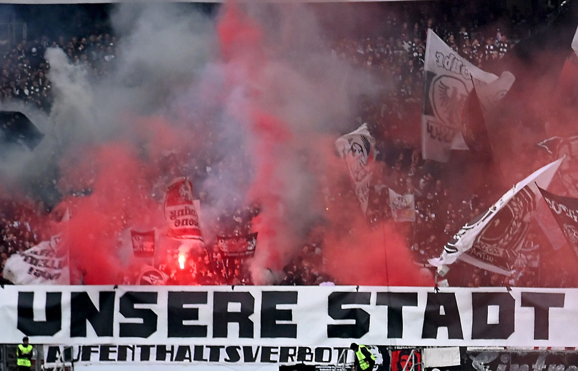 Fallen immer wieder auf: die Frankfurter Ultras