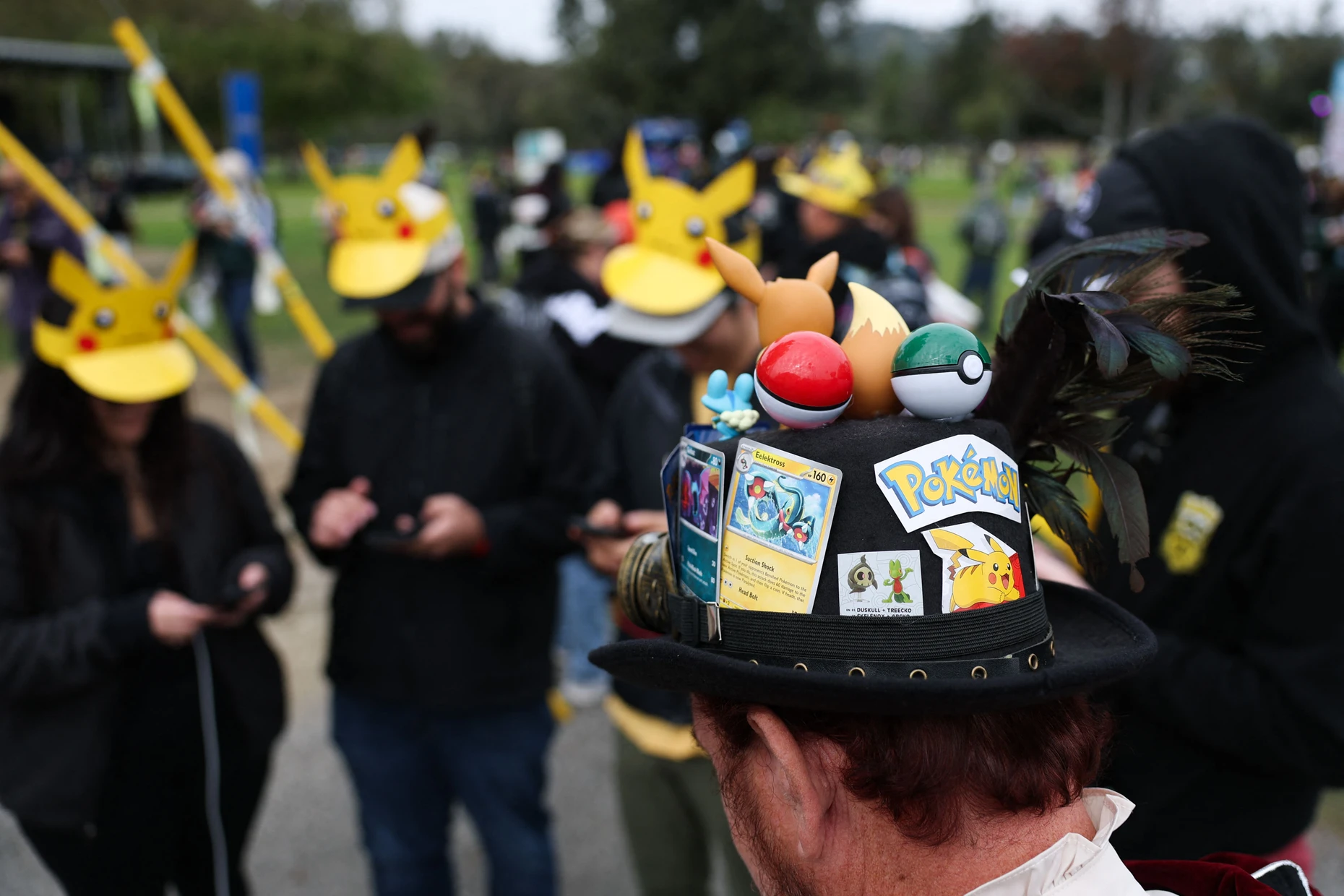Pokemon Fans in Los Angeles 2026: Sie tragen Pikachu-Hüte.