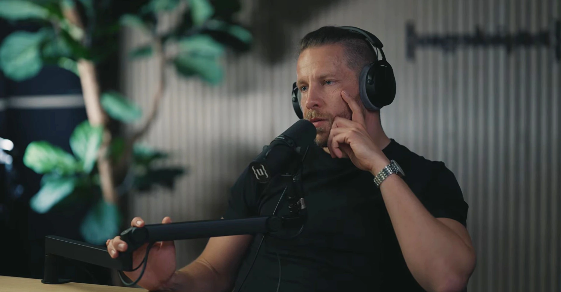 Hört zu: Benjamin Berndt während der Aufnahme mit Björn Höcke.