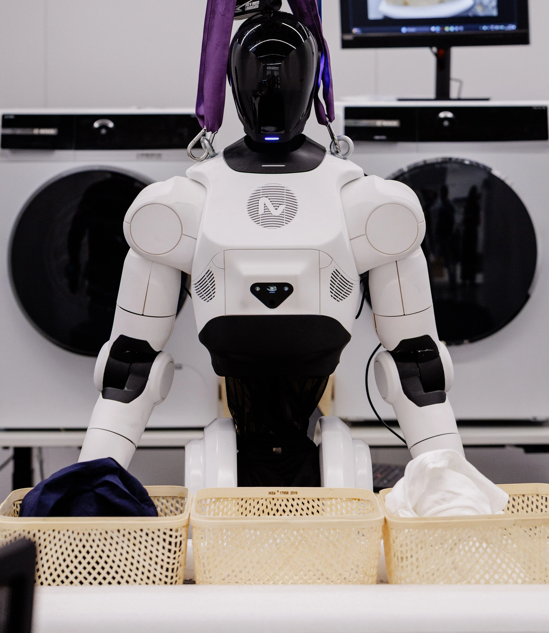 Ab ins Gym: Hier lernt ein humanoider Roboter von Neura Robotics, wie Wäsche zusammengelegt wird.