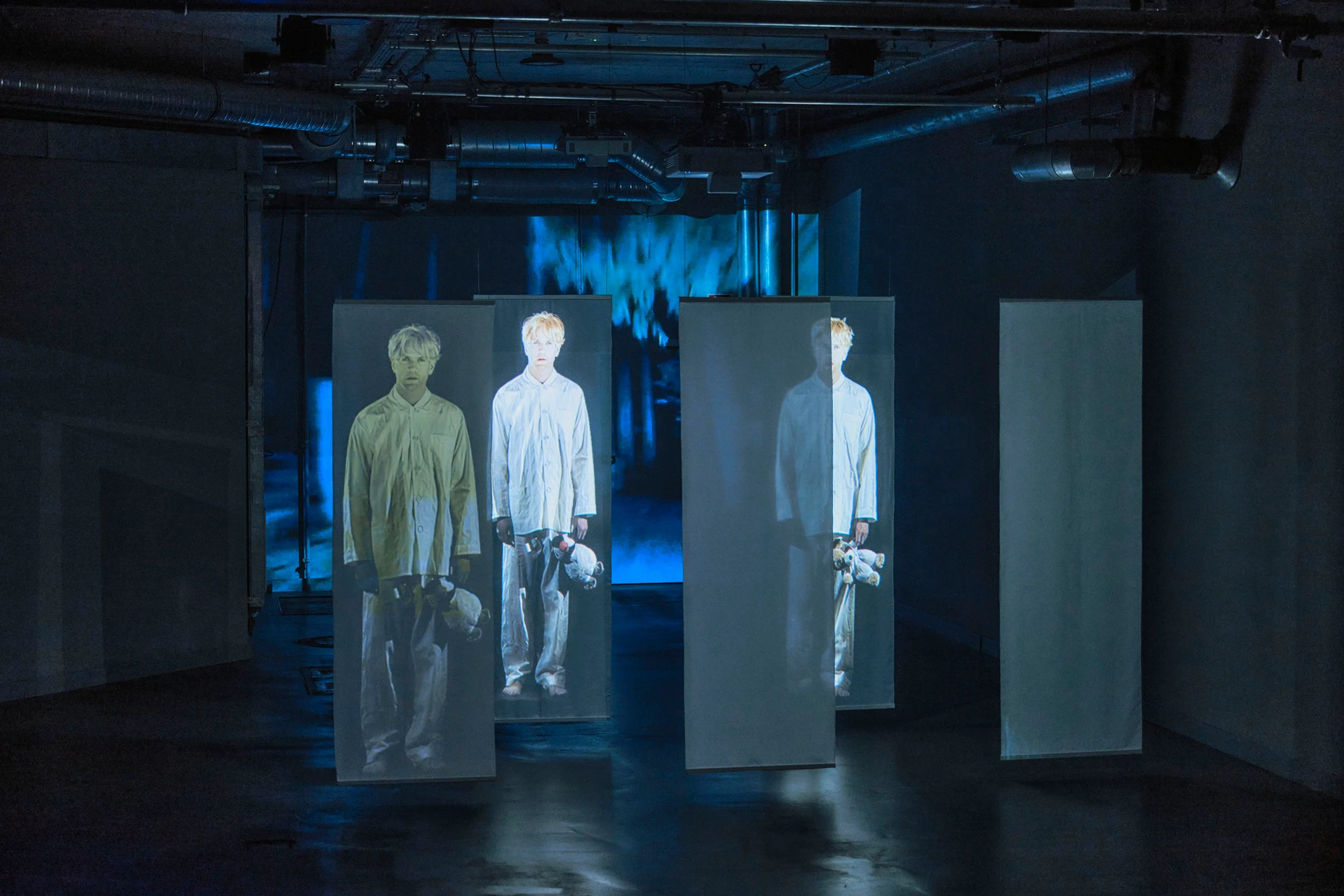 Die aktuelle Ausstellung „Lost in Finity“ von Bjørn Melhus (bis 23. August) über Untergangsszenarien und die Angst vor der Apokalypse wurde eigens für die Betonhalle auf dem Gelände des „Silent Green“ konzipiert