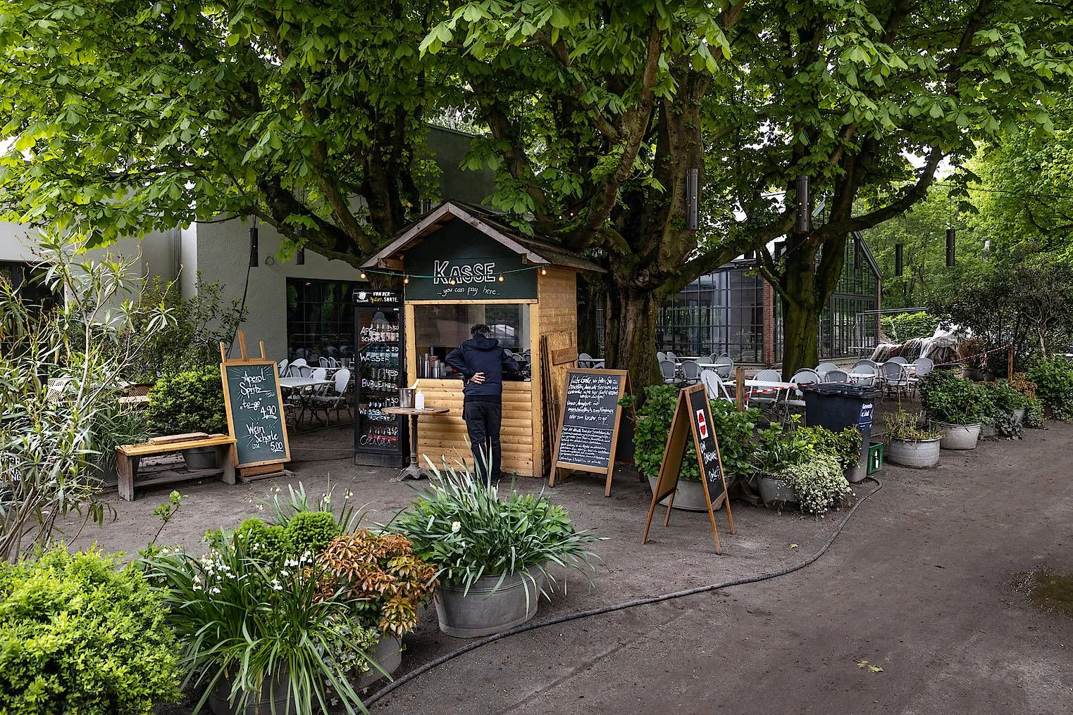 Roland Mary bleibt mit seinen Restaurants, auch dem Café, lieber bodenständig.