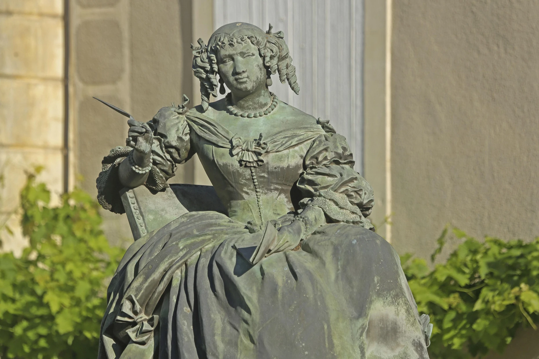 Scharfe Zunge, großes Herz: Eine Skulptur der Marquise de Sévigné mit Schreibblock in Grignan Picture Alliance