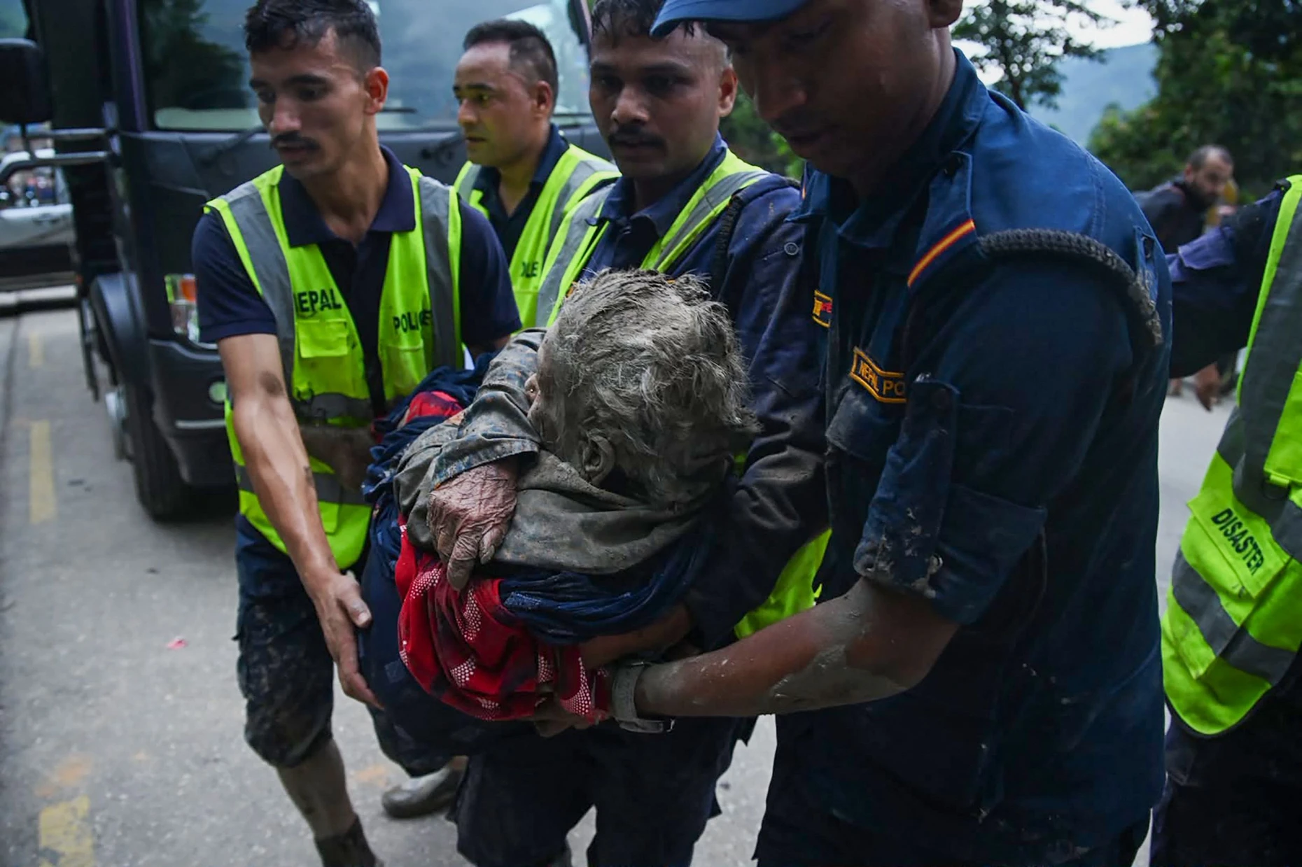 Einsatzkräfte haben eine Seniorin in Nepal aus den Schlammmassen gerettet.
