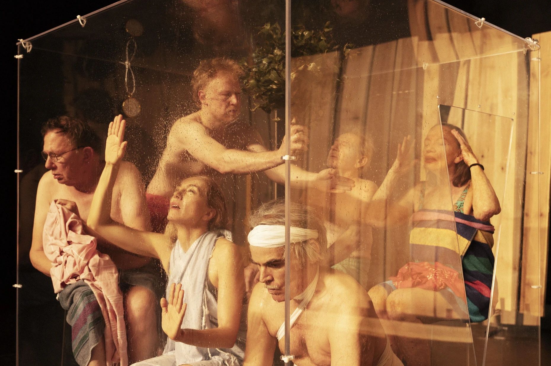 Zu Gast am Schauspiel Frankfurt: „Tanzende Idioten“ von Thorsten Lensing mit Texten von Denis Johnson und Originalzitaten der NASA Apollo Missionen zum Mond. In der Hauprolle: Ursina Lardi (Mitte vorn).