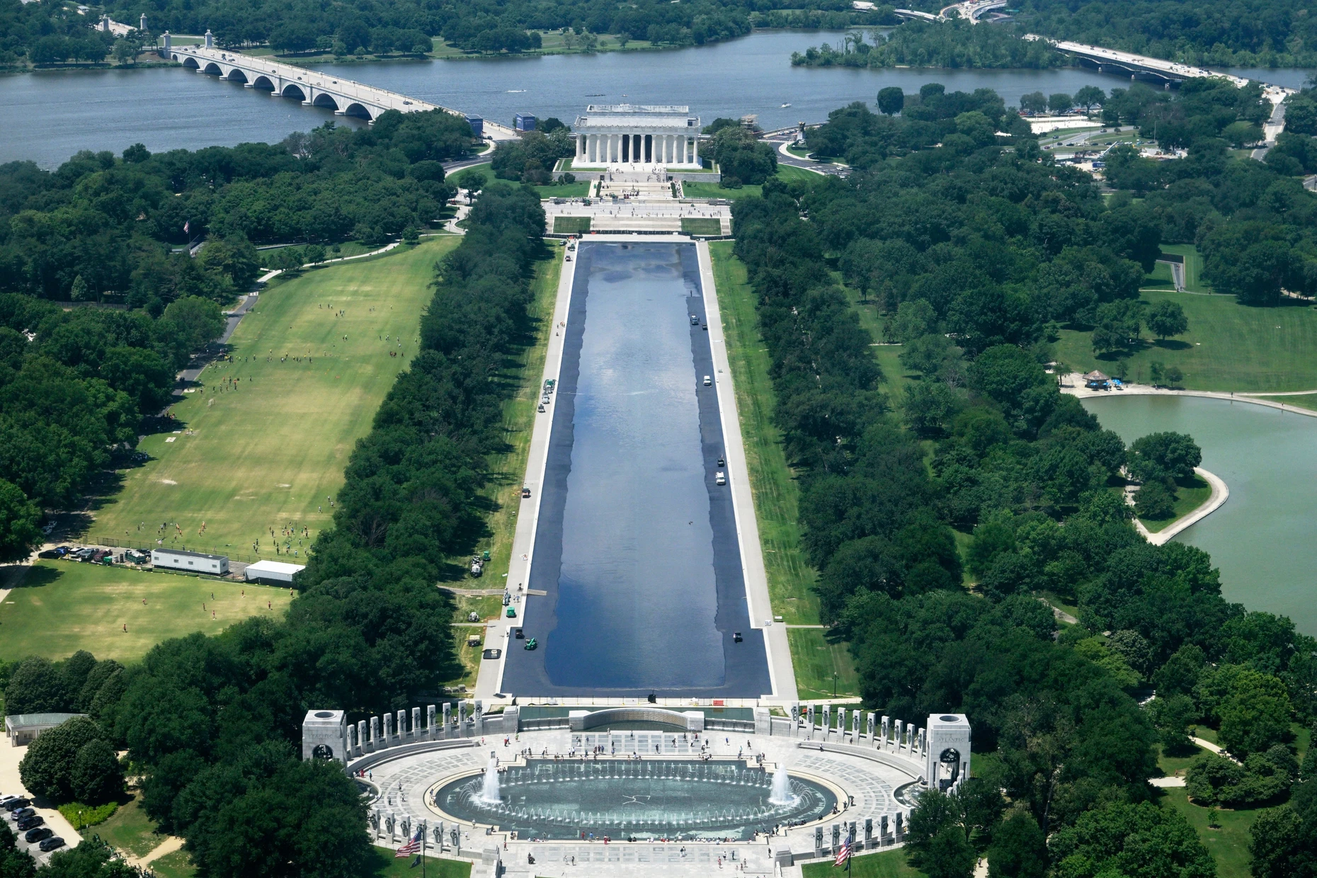 Blau statt grau: Das Reflexionsbecken und das Lincoln Memorial im Juni 2026