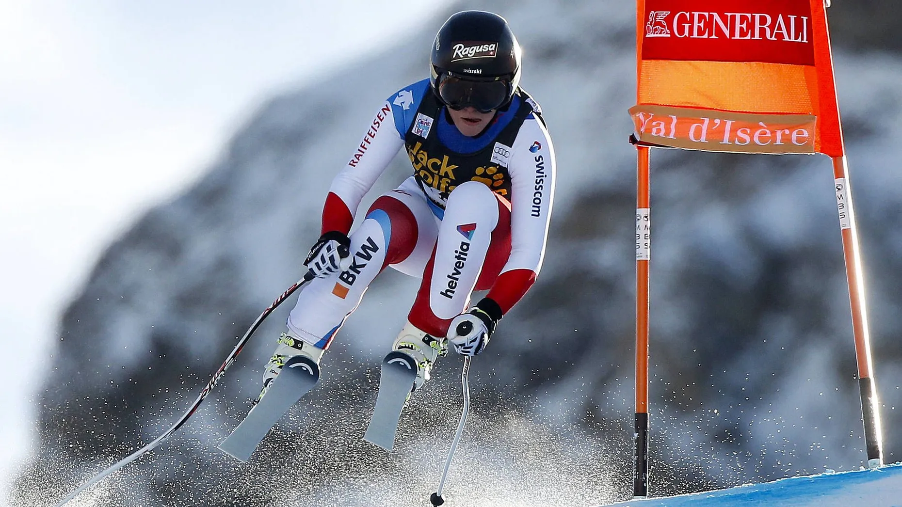 Lara Gut (Bild) hat die alpine Super-Kombination von Val d'Isère gewonnen. Die Schweizer Skirennfahrerin triumphierte am Freitag mit einer Hundertstelsekunde Vorsprung vor der Amerikanerin Lindsey Vonn und Michaela Kirchgasser aus Österreich (+0,91 Sekunden). Die 24-Jährige bejubelte in Frankreich ihren 14. Weltcupsieg. Vonn konnte ihren Vorsprung auf Gut aus der Abfahrt im Slalom nicht verteidigen und verpasste den 72. Erfolg im Weltcup. Dennoch baute sie ihren Vorsprung in der Gesamtwertung vor der neuen Zweitplatzierten Gut aus. Nach dem Saison-Aus der verletzten Mikaela Shiffin ist Vonn die einzige noch verbliebene Top-Favoritin auf die große Kristallkugel (dpa).