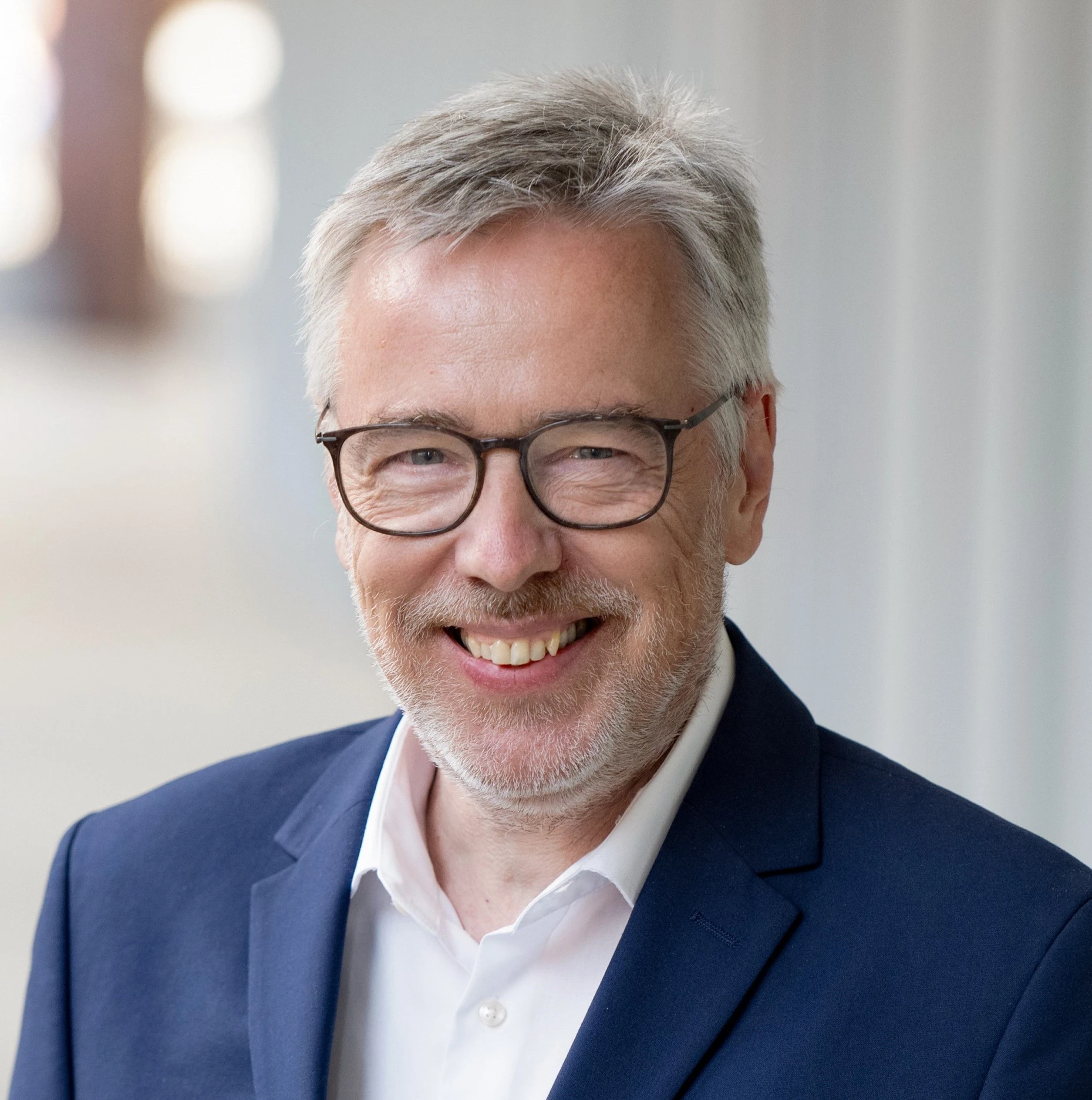 Dr. iur. Marko Oldenburger ist Fachanwalt für Familien- und Medizinrecht in Hamburg und auf internationale Familienrechtsfälle und das gesamte Kinderwunschrecht (Leihmutterschaft, Samen-, Eizell- und Embryospende, internationale Adoptionsverfahren) spezialisiert.