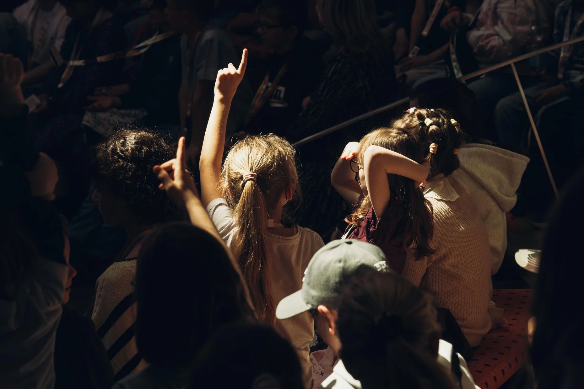 Kinder haben nach dem Kinderkonzert Fragen, die sie stellen wolen.
