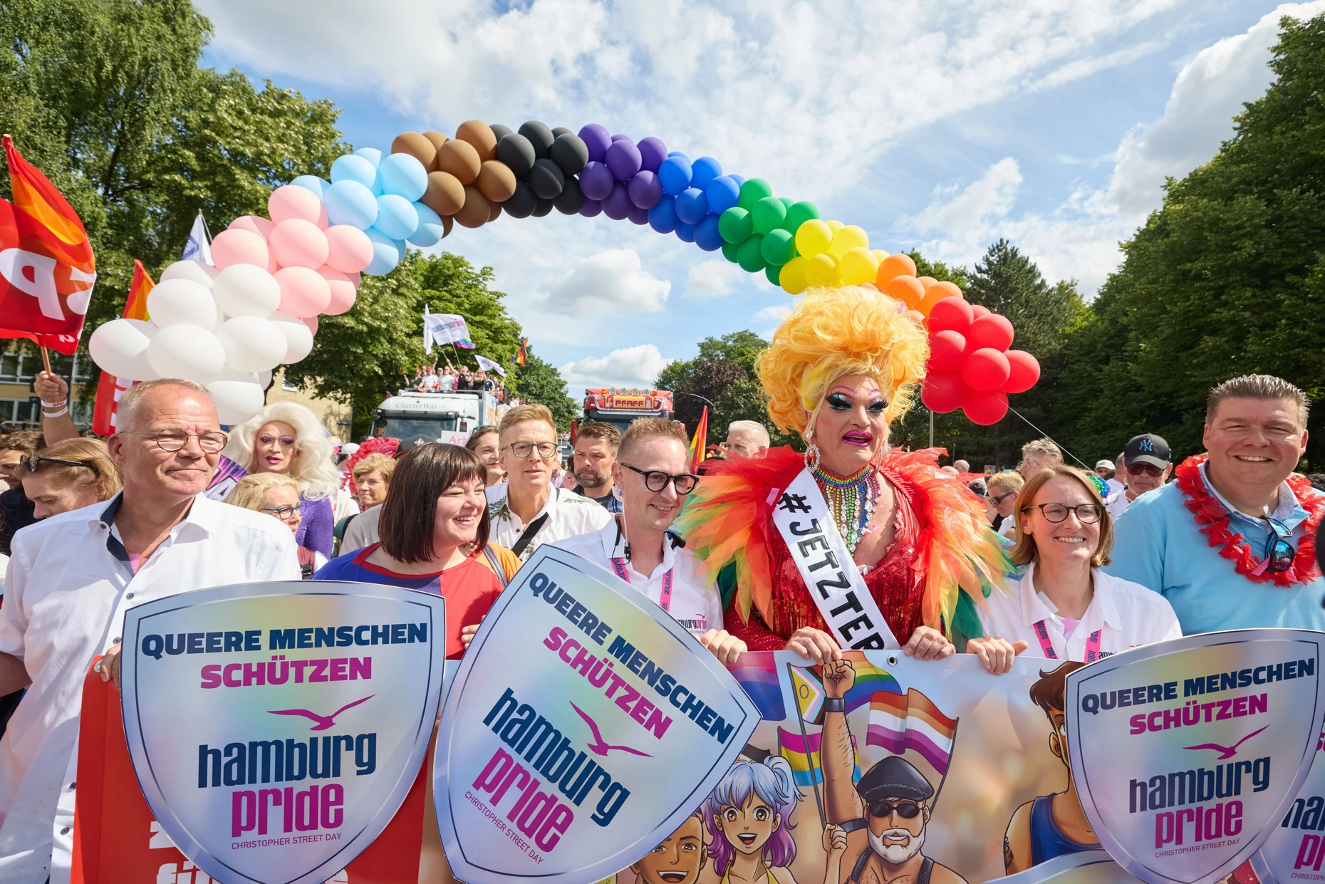 Matthias Miersch (l., SPD), Katharina Fegebank (Grüne), Christoph Kahrmann (Hamburg Pride e.V.), Olivia Jones, Jenny Saitzek (Hamburg Pride e.V.) und Andreas Dressel (SPD) bei der Hamburger Pride am Samstag.