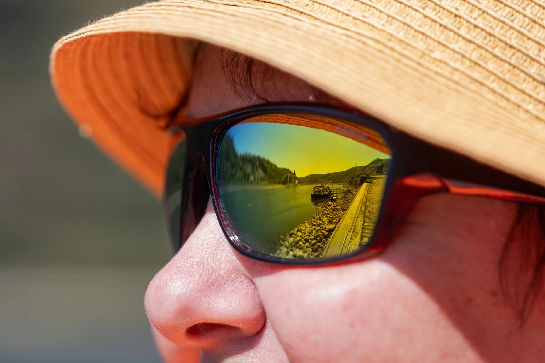 Marion Retz ist extra aus dem Westerwald nach Kaub gekommen: In der Sonnenbrille der Touristin spiegelt sich der Rhein.