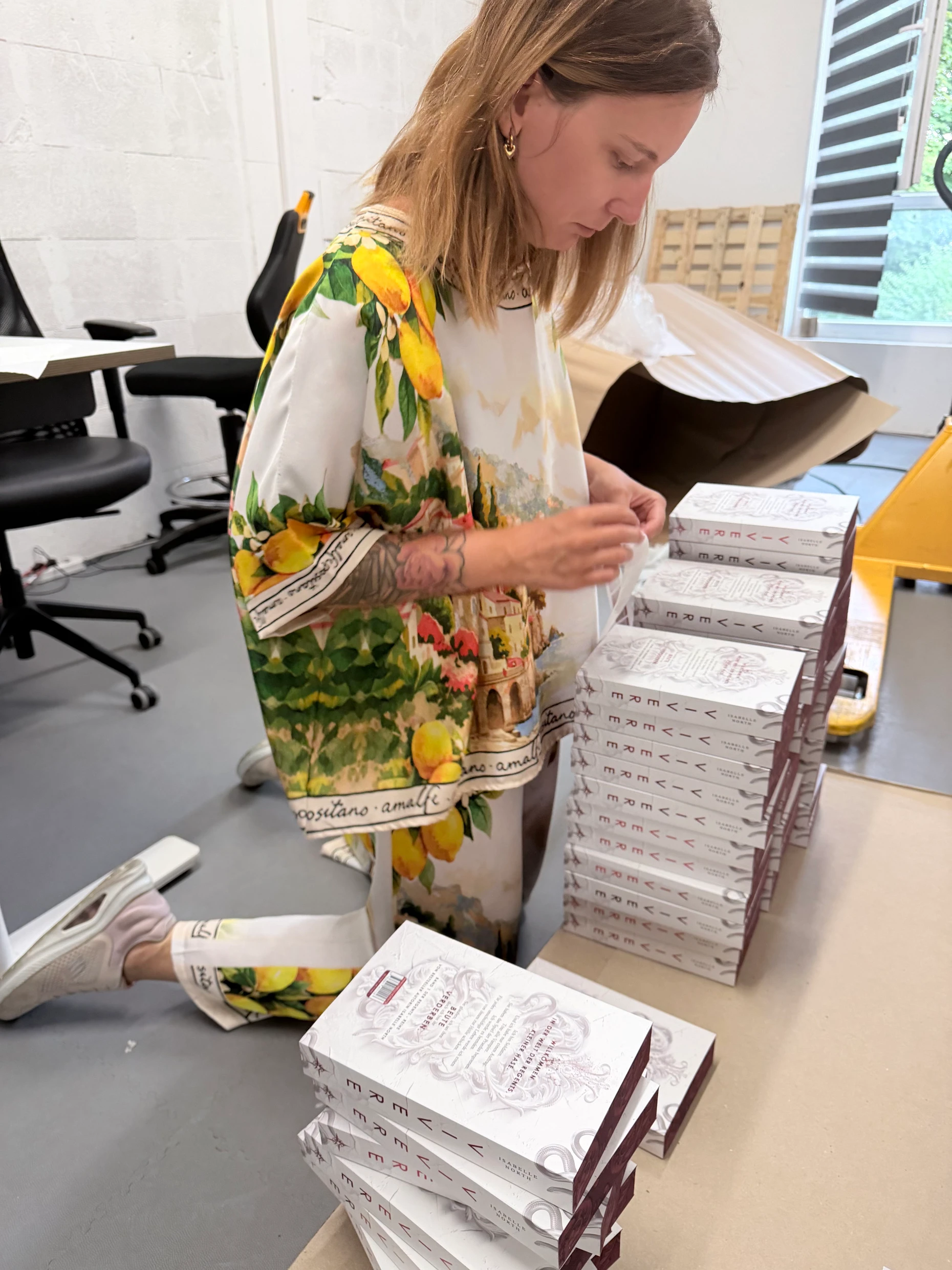 Fleißarbeit: Isabelle North klebt die ISBN auf ihre Bücher.