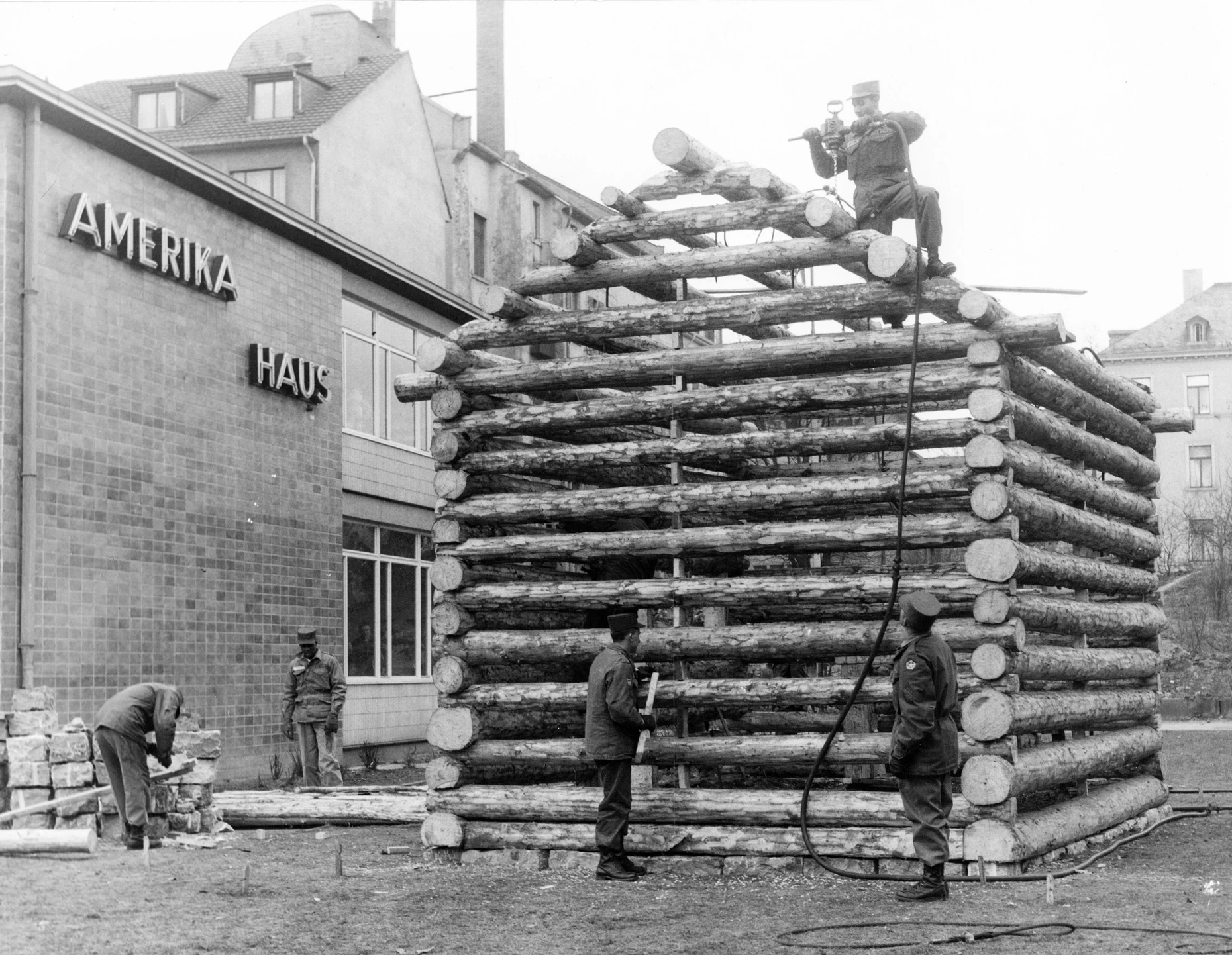 Abenteuerlich: Im Februar 1959 entsteht vor dem Amerika-Haus eine Nachbildung des Blockhauses, in dem Abraham Lincoln 1809 in Kentucky geboren wurde.
