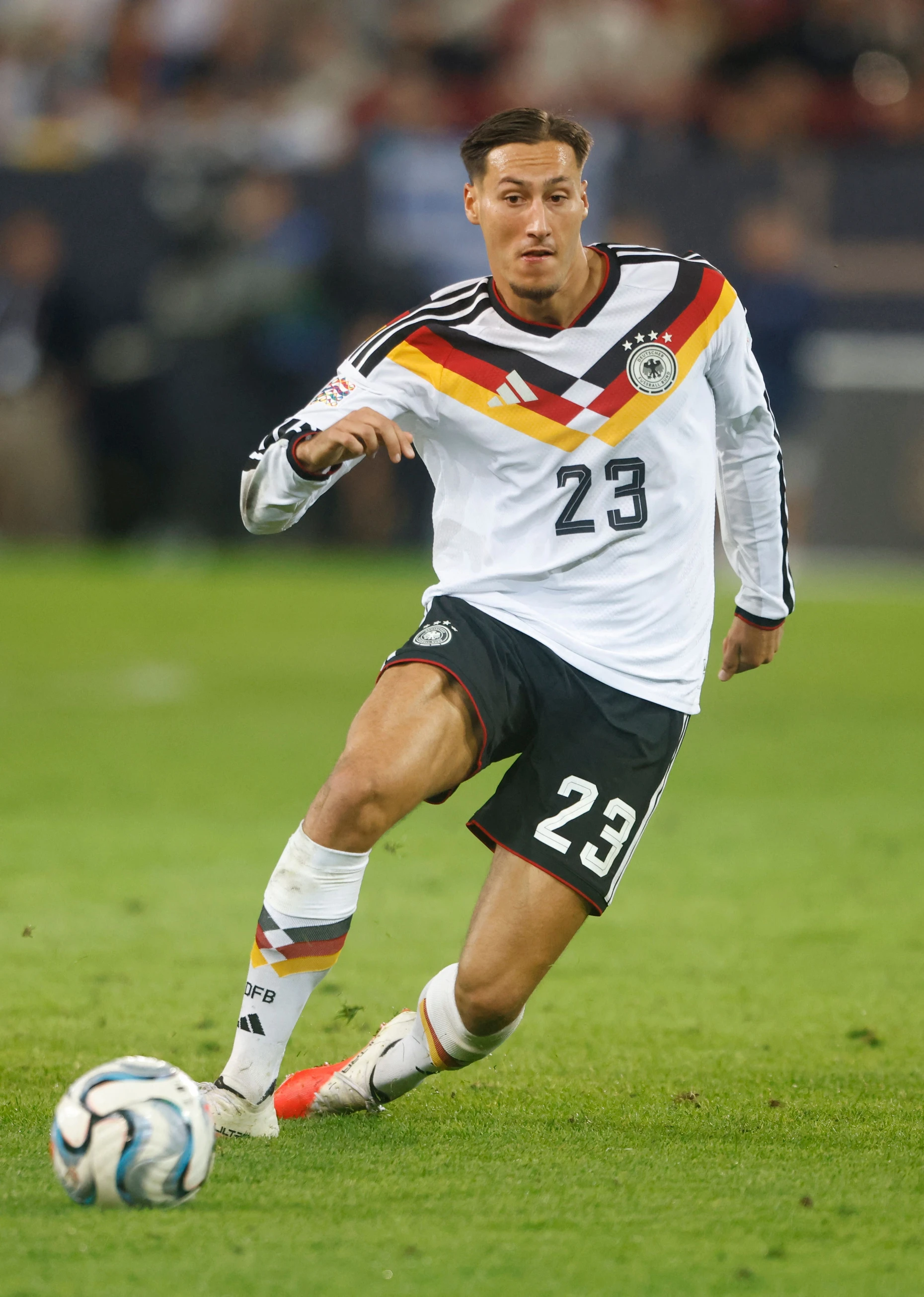 Younes Ebnoutalib hat einen marokkanischen Vater, legt sich aber für Deutschland ins Zeug. Könnte auch an seiner Position liegen.