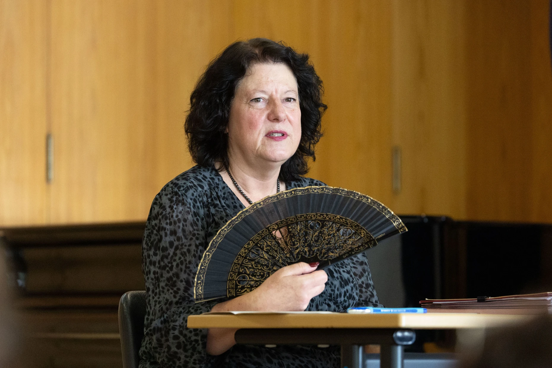 Sylvia Weber bei einer Pressekonferenz zum Einzug der IGS Süd in das Hessenkolleg.