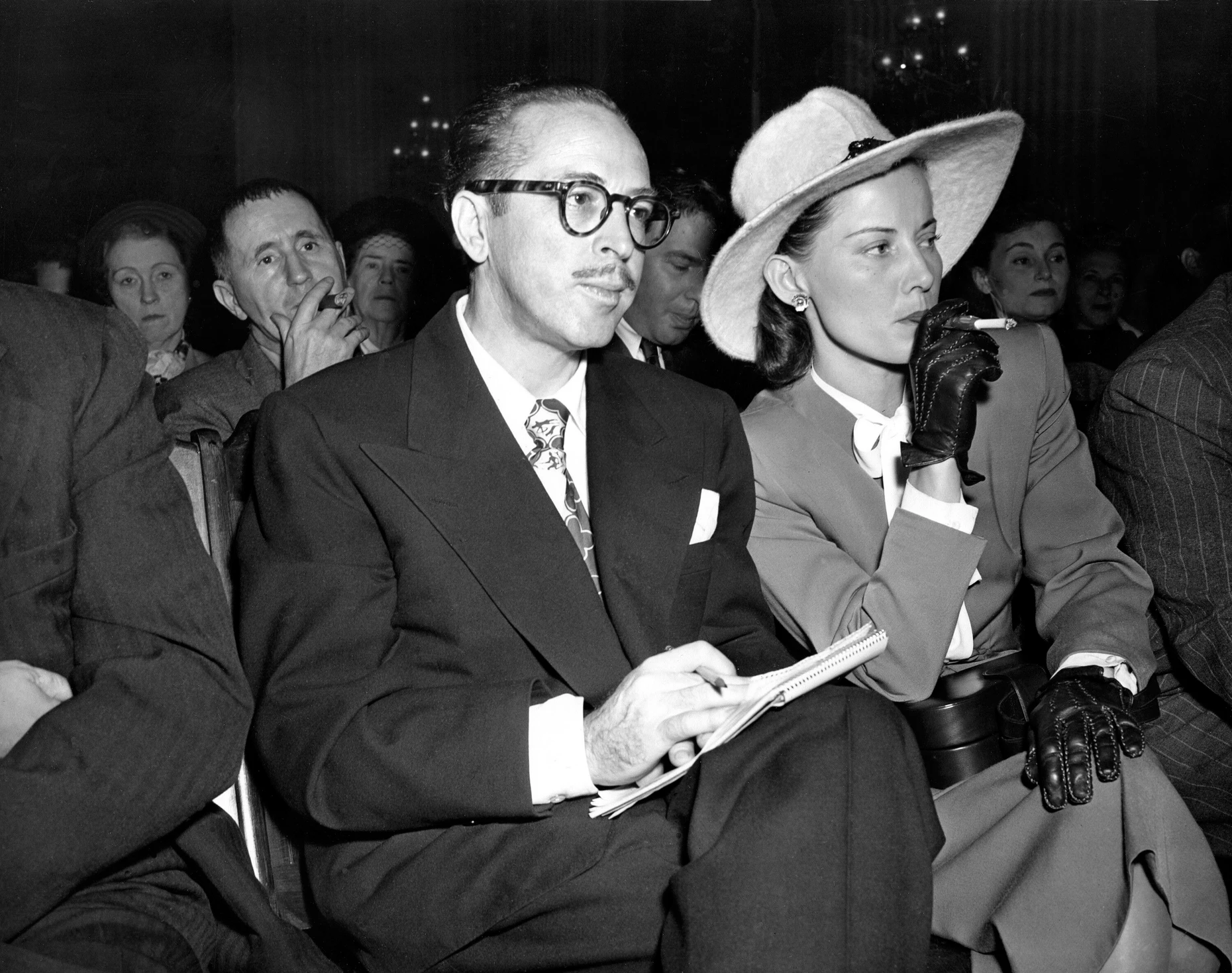 Dalton Trumbo, hier mit seiner Frau Cleo bei einer Anhörung in Washington, schrieb eine Reihe von Drehbüchern unter Pseudonym oder wurde im Abspann gar nicht erst genannt. Später wurde er von Kirk Douglas für den Film „Spartacus“ reaktiviert und rehabilitiert.