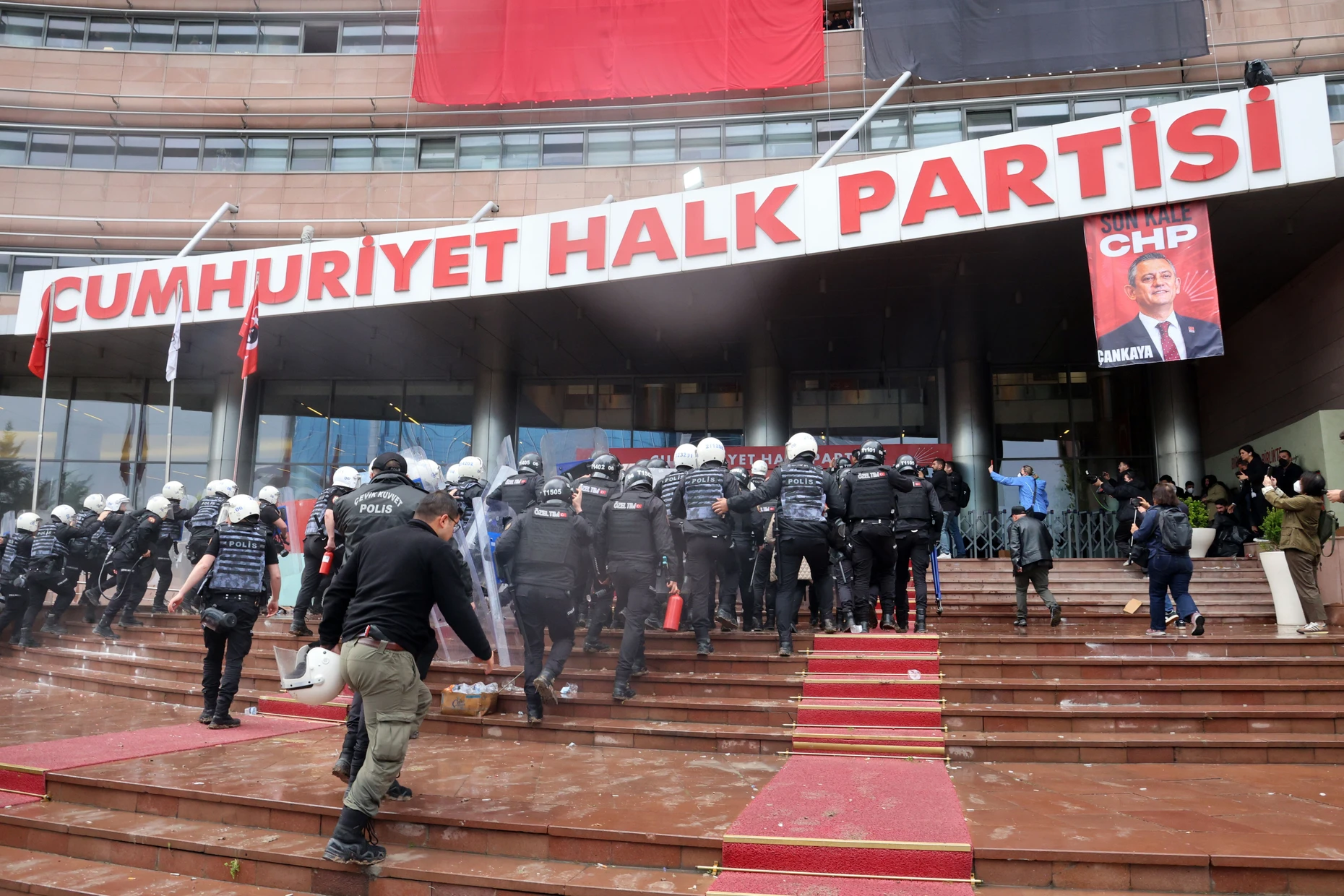 Polizisten stürmen die CHP-Parteizentrale in Ankara am Sonntag