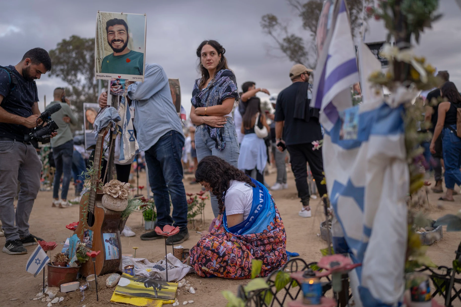 Angehörige von Opfern des Hamas-Angriffs am 7. Oktober versammeln sich am ersten Jahrestag zu einer Trauerfeier auf dem Gelände des Novo-Festivals.