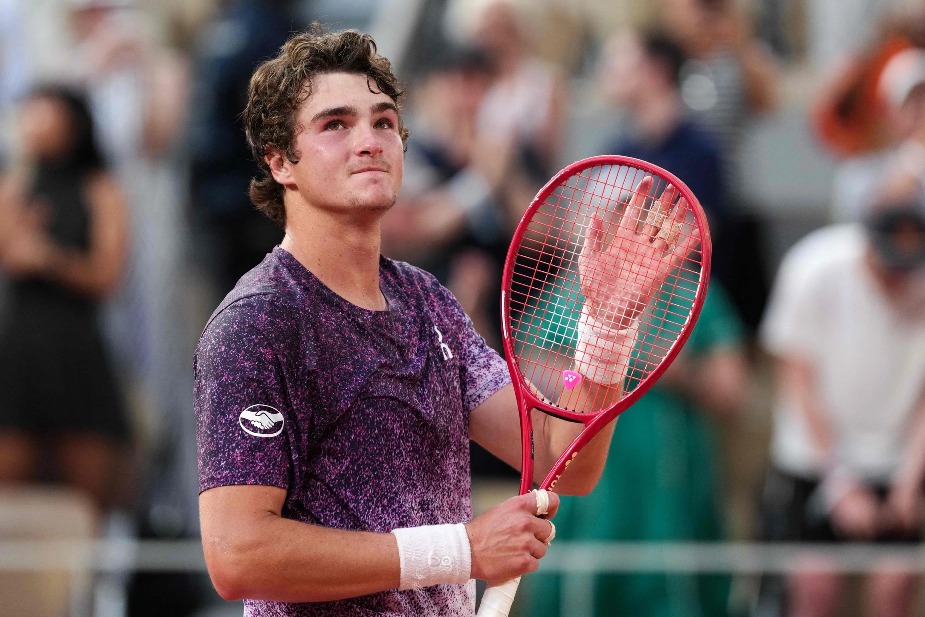 Der junge Brasilianer João Fonseca kann sein Glück nach dem Sieg über Novak Djokovic kaum fassen.