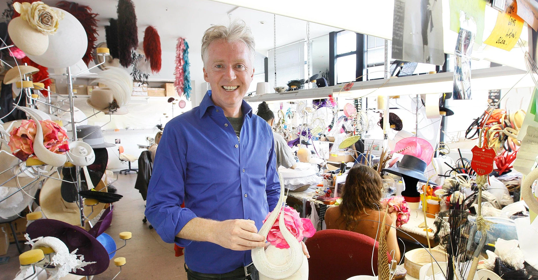 Was wäre er ohne das Königshaus? Hutmacher Philip Treacy in seinem Londoner Studio.
