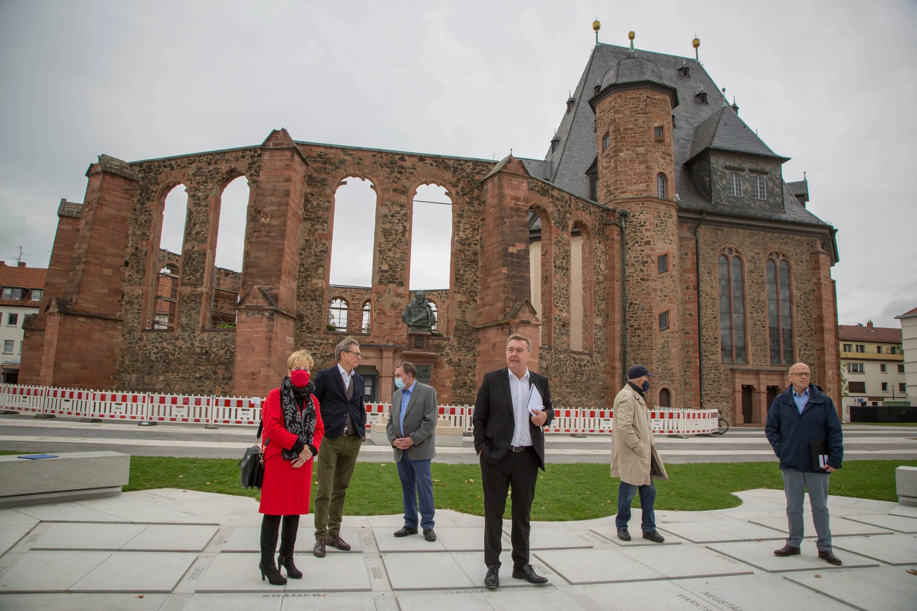 Teil des Innenstadt-Umbaus: Claus Kaminsky auf dem neuen Platz vor der Wallonisch-Niederländischen Kirche