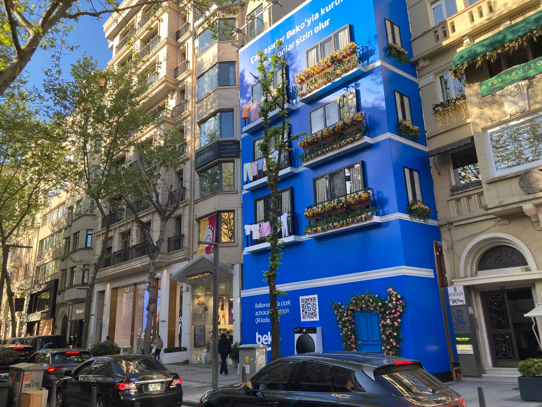 Hinter den Gardinen: Auf Istanbuls Luxusmeile Abdi-İpekçi werden selbst Baustellen verziert.
