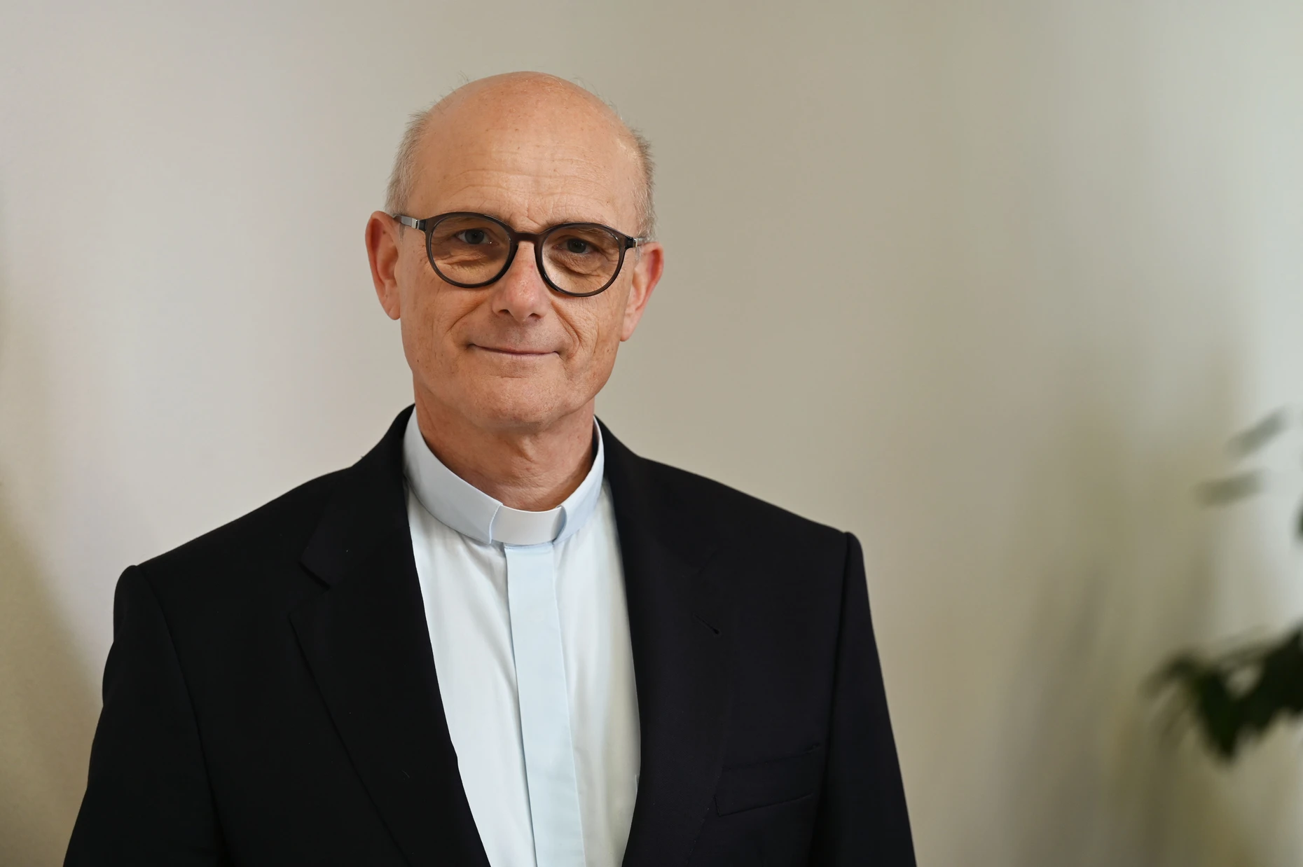 Professor Dr. Dr. h.c. Thomas Schwartz ist Hauptgeschäftsführer von Renovabis, dem Osteuropa-Hilfswerk der Deutschen Katholiken. An der Wirtschaftsfakultät der Universität Augsburg lehrte er Wirtschafts- und Unternehmensethik. Der Text ist eine überarbeitete Fassung seiner Abschiedsvorlesung.