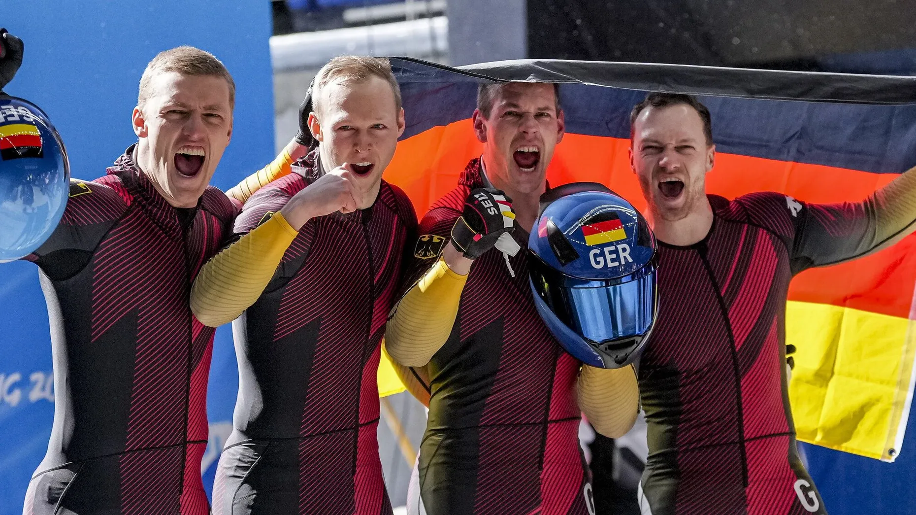 Francesco Friedrich hat Bob-Geschichte geschrieben und als erster Pilot zum zweiten Mal olympisches Doppel-Gold gewonnen. Nach seinem Sieg im Zweierbob triumphierte der 31-Jährige bei den Winterspielen von Peking am Sonntag auch im großen Schlitten und wiederholte damit seine zwei Goldmedaillen von Pyeongchang vor vier Jahren. Der Berchtesgadener Johannes Lochner fuhr im Sliding Centre Yanqing auf Platz zwei, Christoph Hafer vom BC Bad Feilnbach wurde hinter dem Kanadier Justin Kripps Vierter. Bronze ging an Kanada. Nachdem Friedrich zur Halbzeit nur einen Mini-Vorsprung von 0,03 Sekunden auf Lochner hatte, sorgte der Pilot vom BSC Sachsen Oberbärenburg im dritten Lauf für eine Vorentscheidung. Aufgrund des gegenüber Lochner deutlich besseren Starts kam Friedrich dicht an den Bahnrekord seines internen Konkurrenten von 58,13 Sekunden heran und lag vor dem Finale mit 0,20 Sekunden Vorsprung vorn. (dpa)