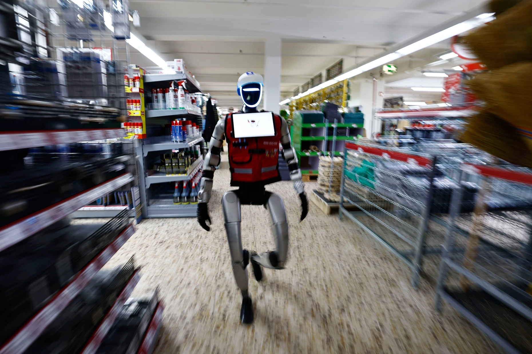 Ferngesteuert aus dem Hinterzimmer: Der Roboter Schrotti