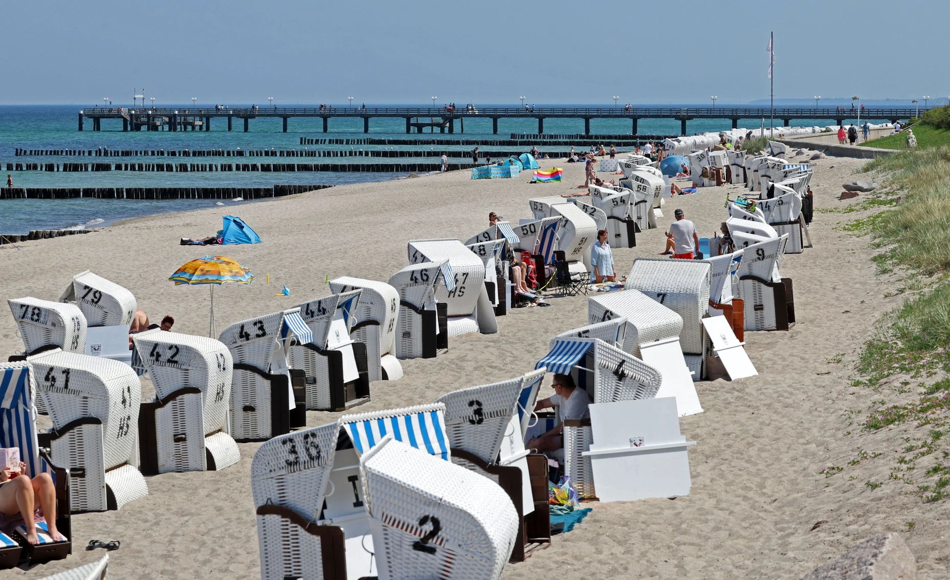 Strandbesucher genießen das sonnige Wetter an der Ostsee in Kühlungsborn.