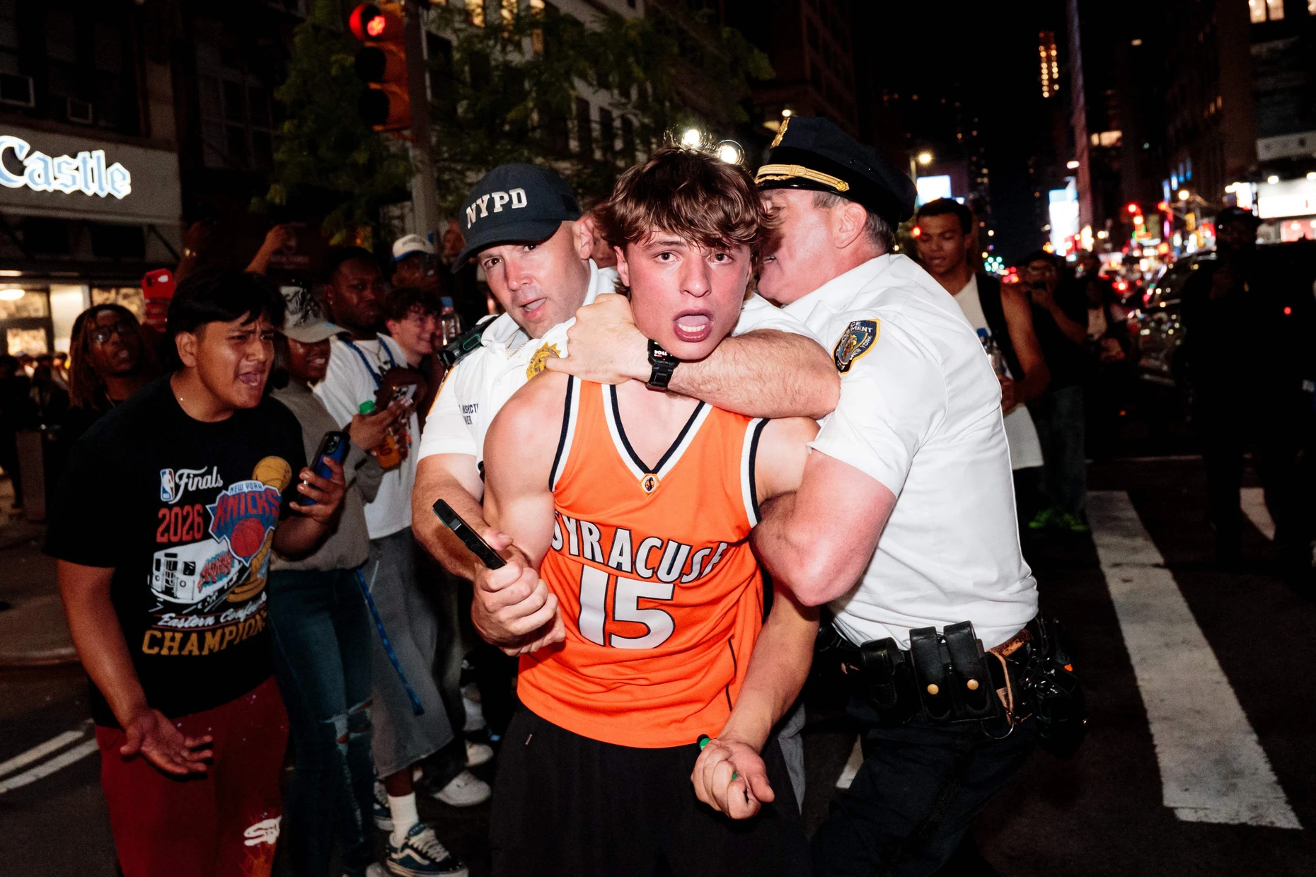 Bei den Feierlichkeiten in den Straßen New Yorks hatte die Polizei einiges zu tun.