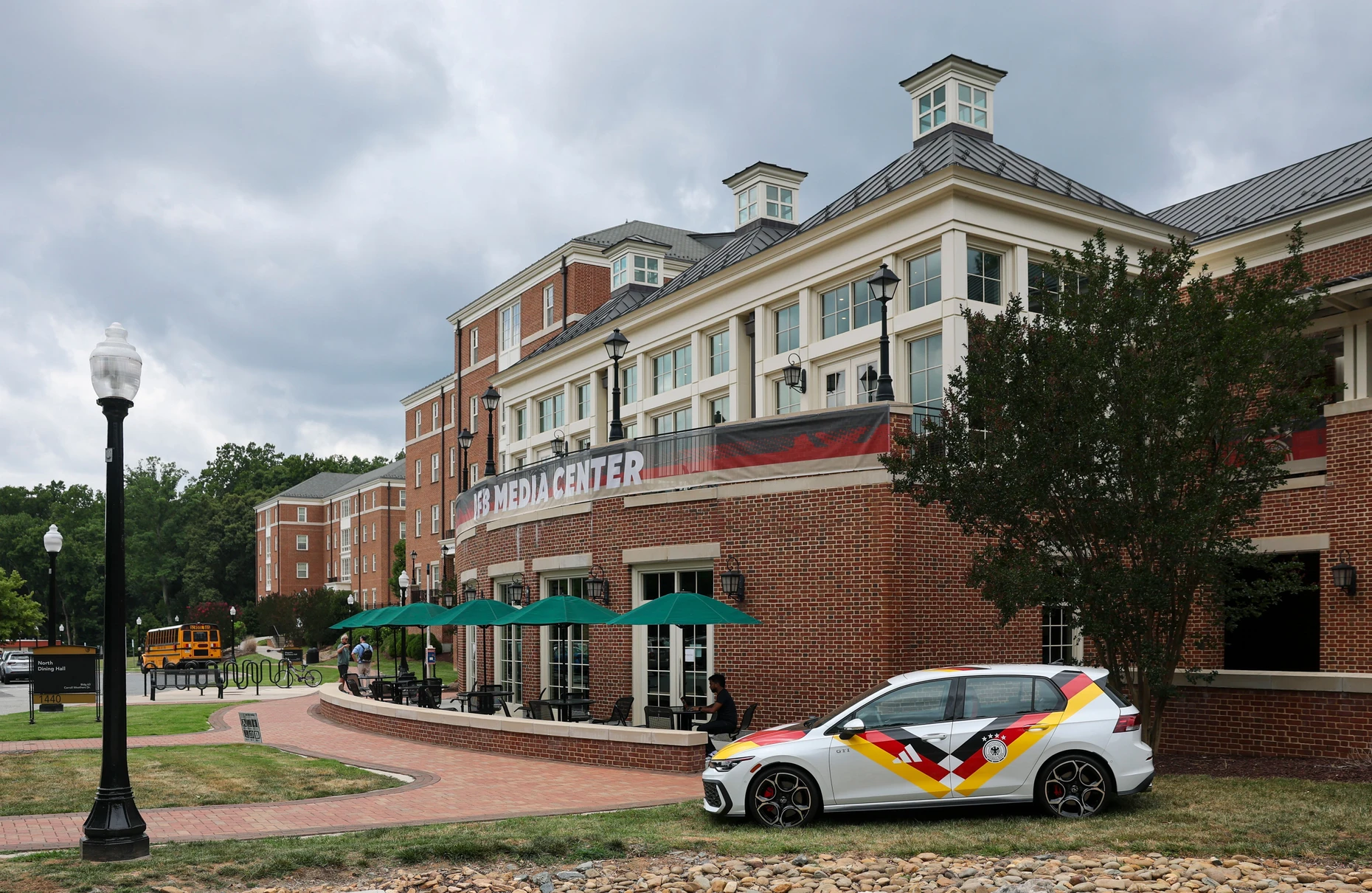 Fußball und Autos: Der Deutsche Fußball-Bund hat vor dem  Medienzentrum auf dem Gelände der Wake Forest University ein Fahrzeug des Sponsors  geparkt.