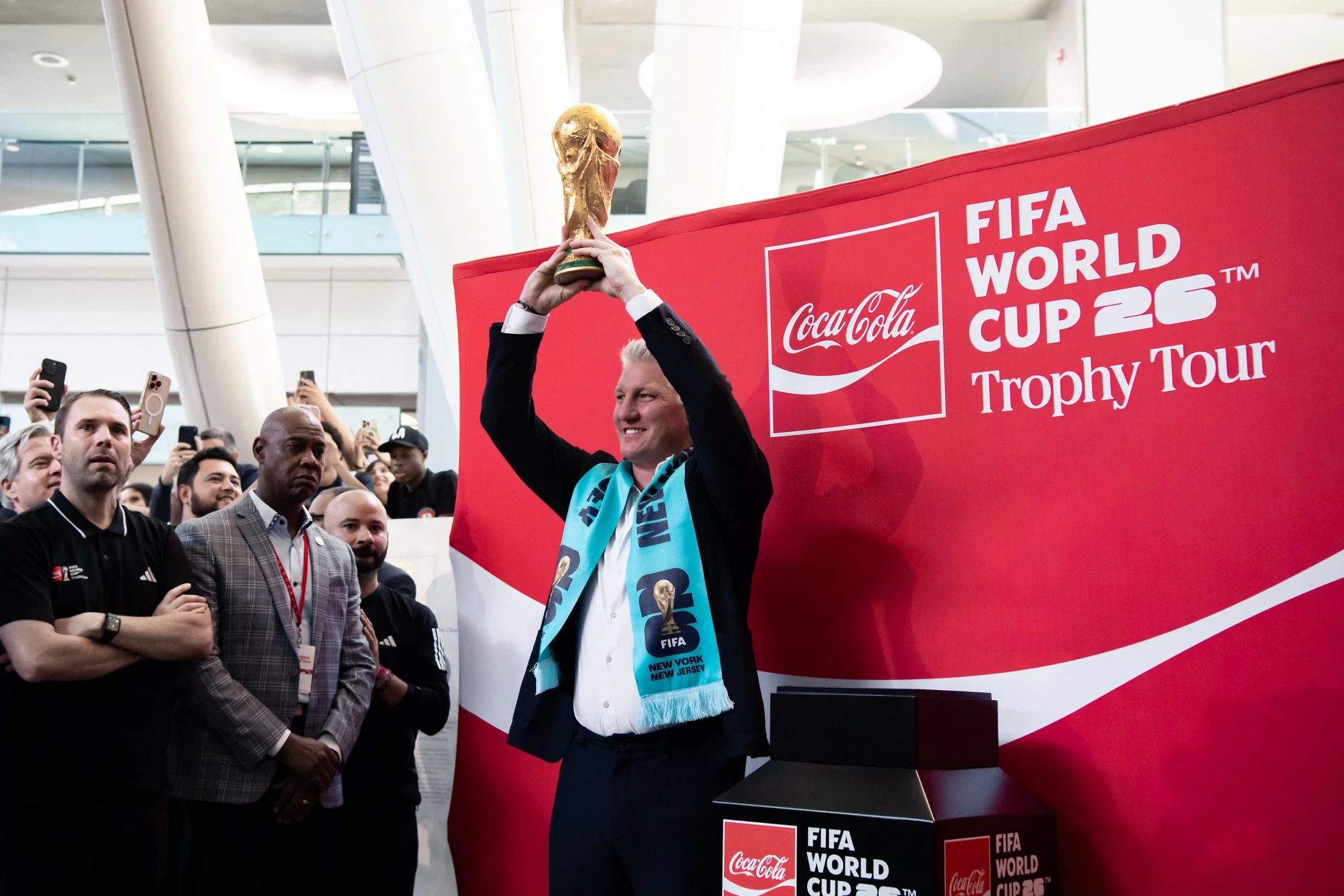 Auf Werbetour mit der Siegertrophäe: Fußball-Legende Bastian Schweinsteiger auf einer Fifa-Veranstaltung im American Museum of Natural History