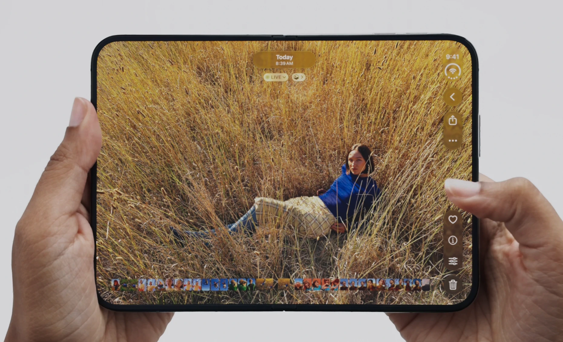 Das Außendisplay ist 7,6 Zoll groß.