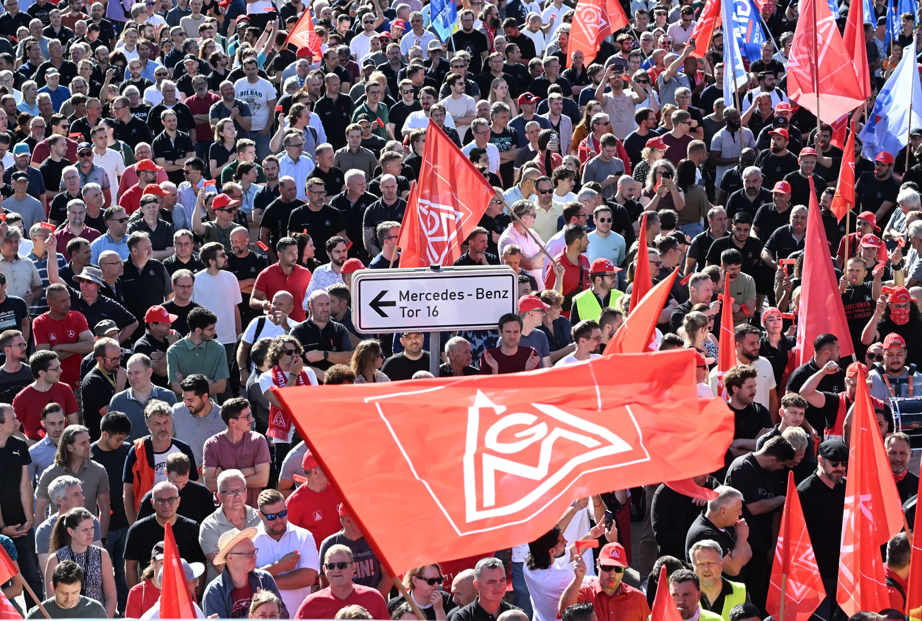 Rote Fahnen vor dem Werk Sindelfingen: Tausende protestierten Anfang Juli gegen Arbeitszeitverlängerungen.