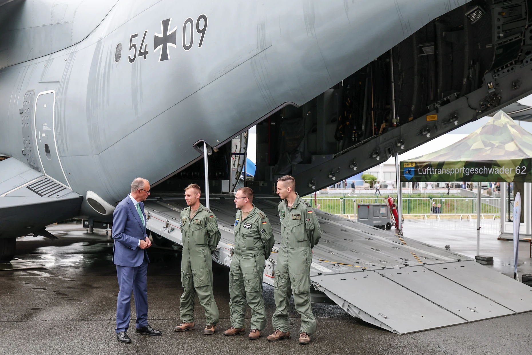 On a trade fair tour: Chancellor Friedrich Merz speaks to Bundeswehr soldiers at the ILA.