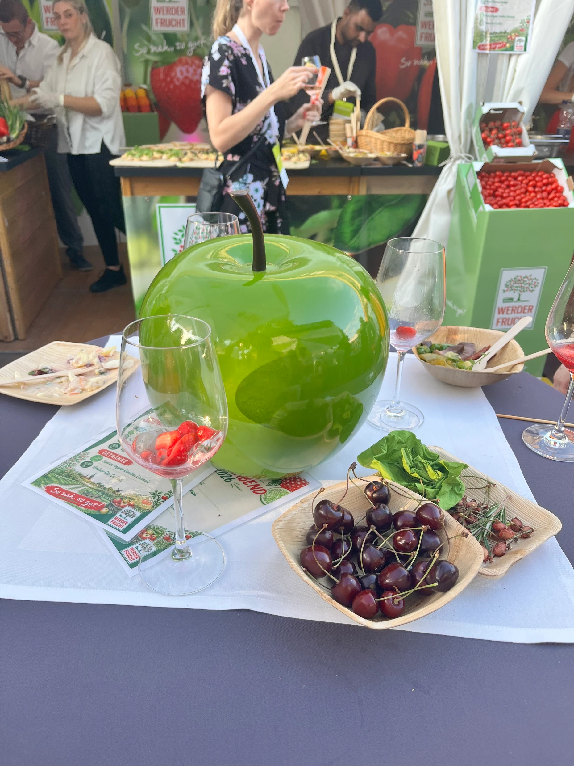 Brandenburger Fruchtreichtum: Erdbeerbowle, Kirschen, Tomaten. Wer Äpfel will, muss sich mit einer Skulptur begnügen oder bis zum Herbst warten.