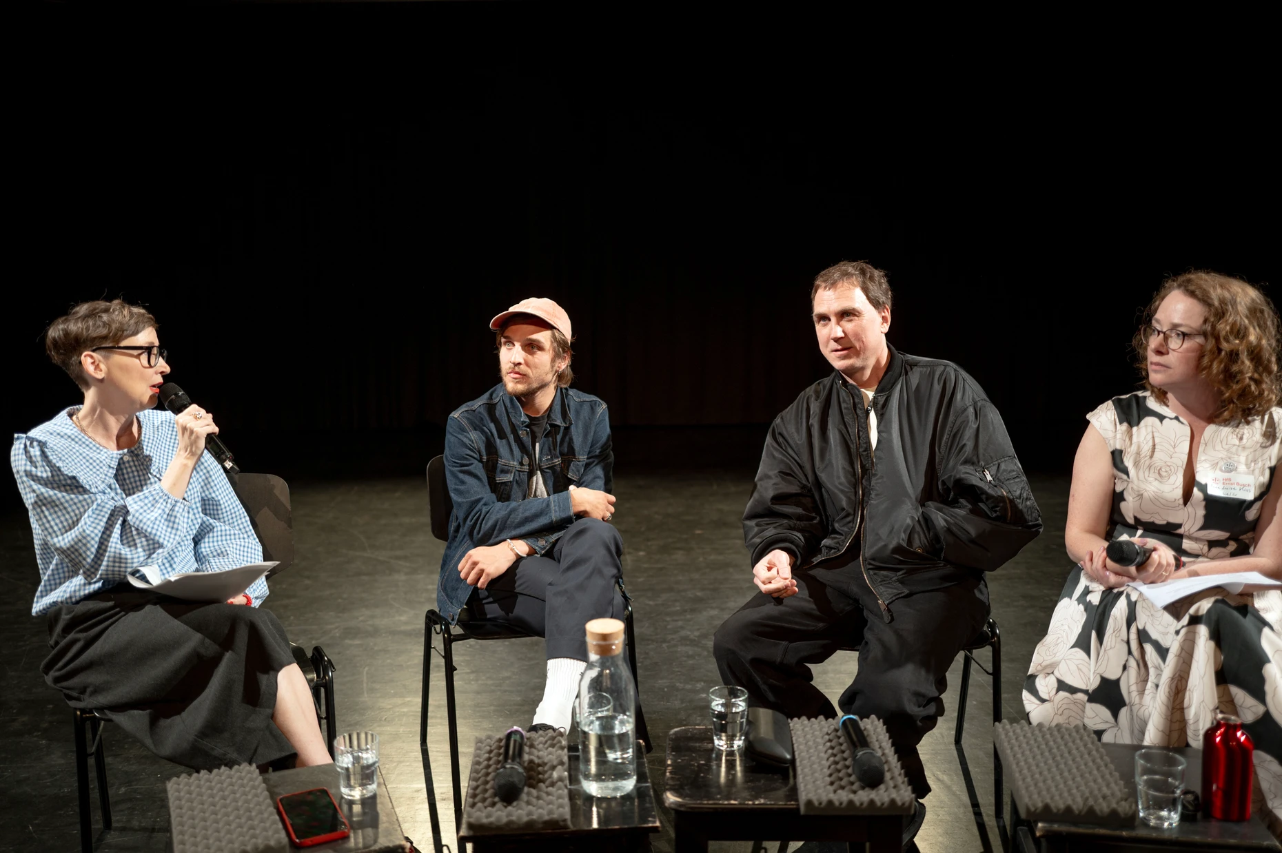 Diskussion auf der Bühne: Karen Suender (Theapolis), die Schauspieler Jonas Dassler und Lars Eidinger sowie Anna Luise Kiss, Rektorin der Ernst Busch (von links)