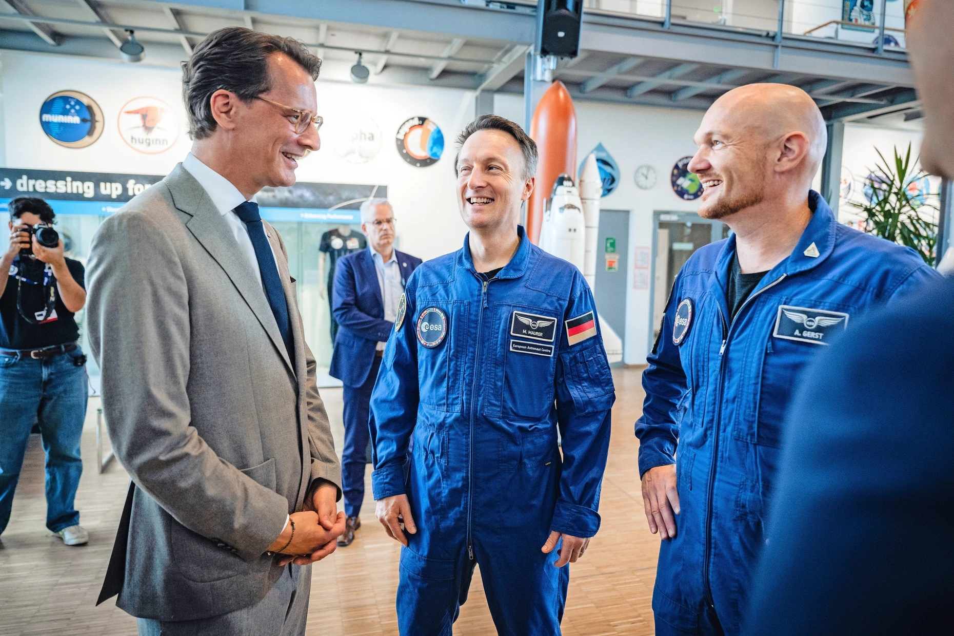 Hoch hinaus: Hendrik Wüst spricht mit den beiden Astronauten Matthias Maurer und Alexander Gerst