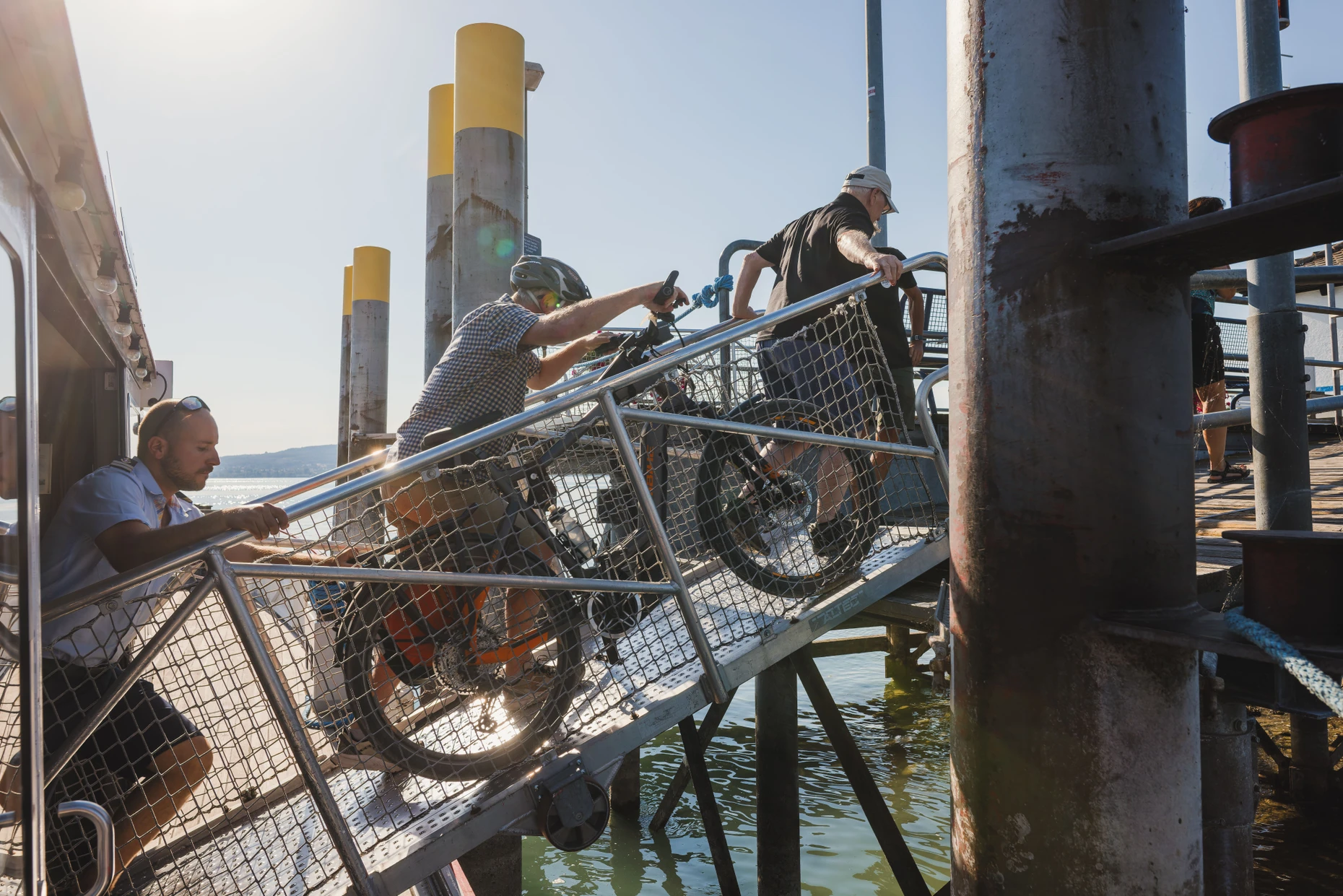 Fahrgäste der Thurgau nehmen die aufgrund des Niedrigwassers sehr steile Gangway.
