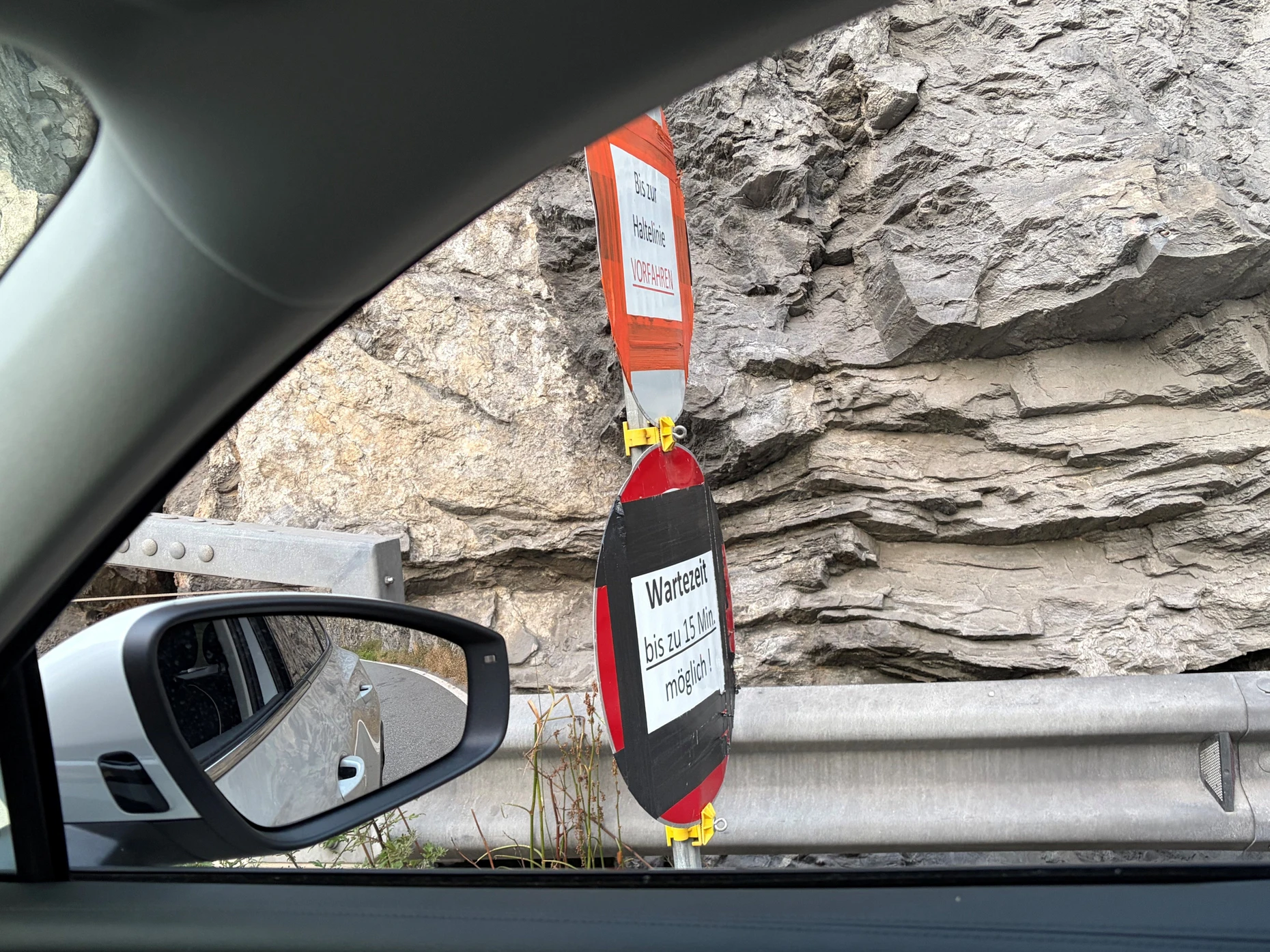 Bis zu 15 Minuten warten: Baustellenampel auf der Strecke vom Reschenpass in Richtung Inntal
