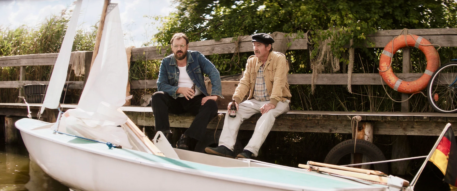 Von Bootsmann zu Bootsmann: Paul Gompitz (Charly Hübner) lernt bei Günter (Thorsten Merten) das Segelhandwerk.