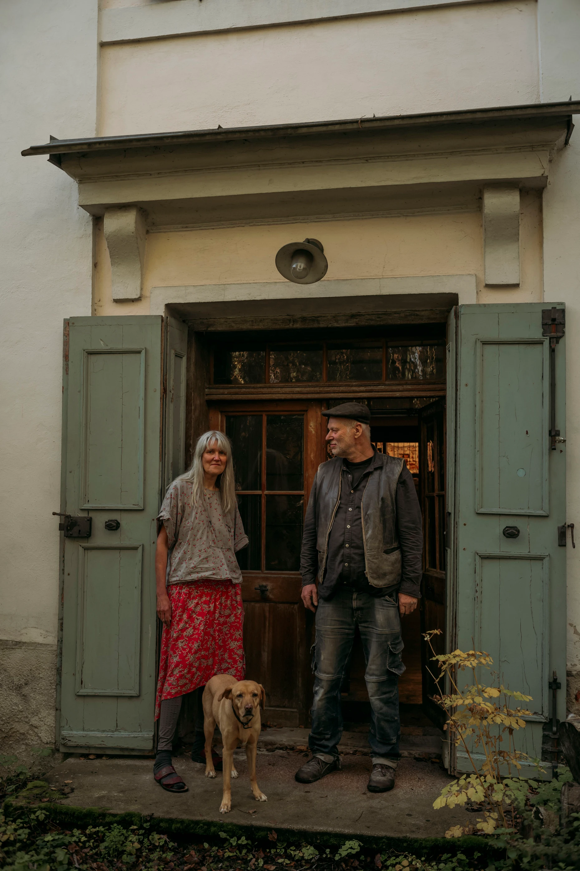 Künstlerpaar: Ingrid Baumgärtner mit ihrem Mann Bernd Stöcker und Labradorhündin Lola