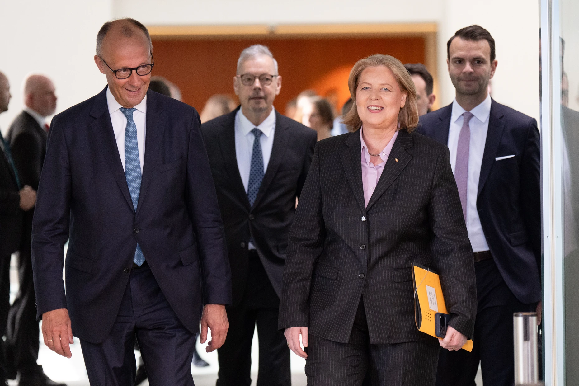Bundeskanzler Friedrich Merz (CDU) und die Bundesministerin für Arbeit und Soziales, Bärbel Bas (SPD), mit Mitgliedern aus der Rentenkommission vor der gemeinsamen Pressekonferenz am 23. Juni
