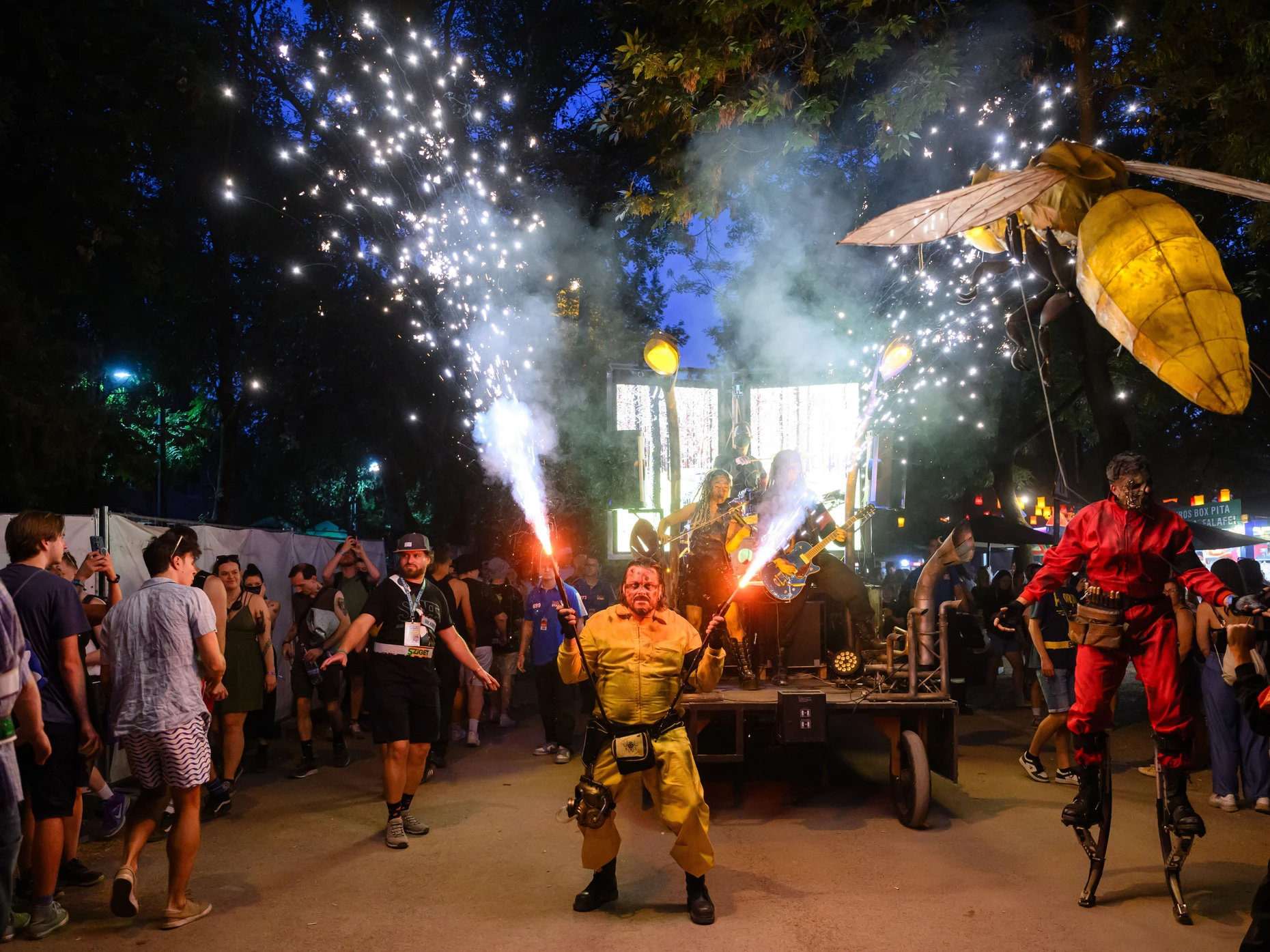 Musik ist nicht alles: Auftritt einer Theatergruppe auf dem Sziget-Festival im Jahr 2025.